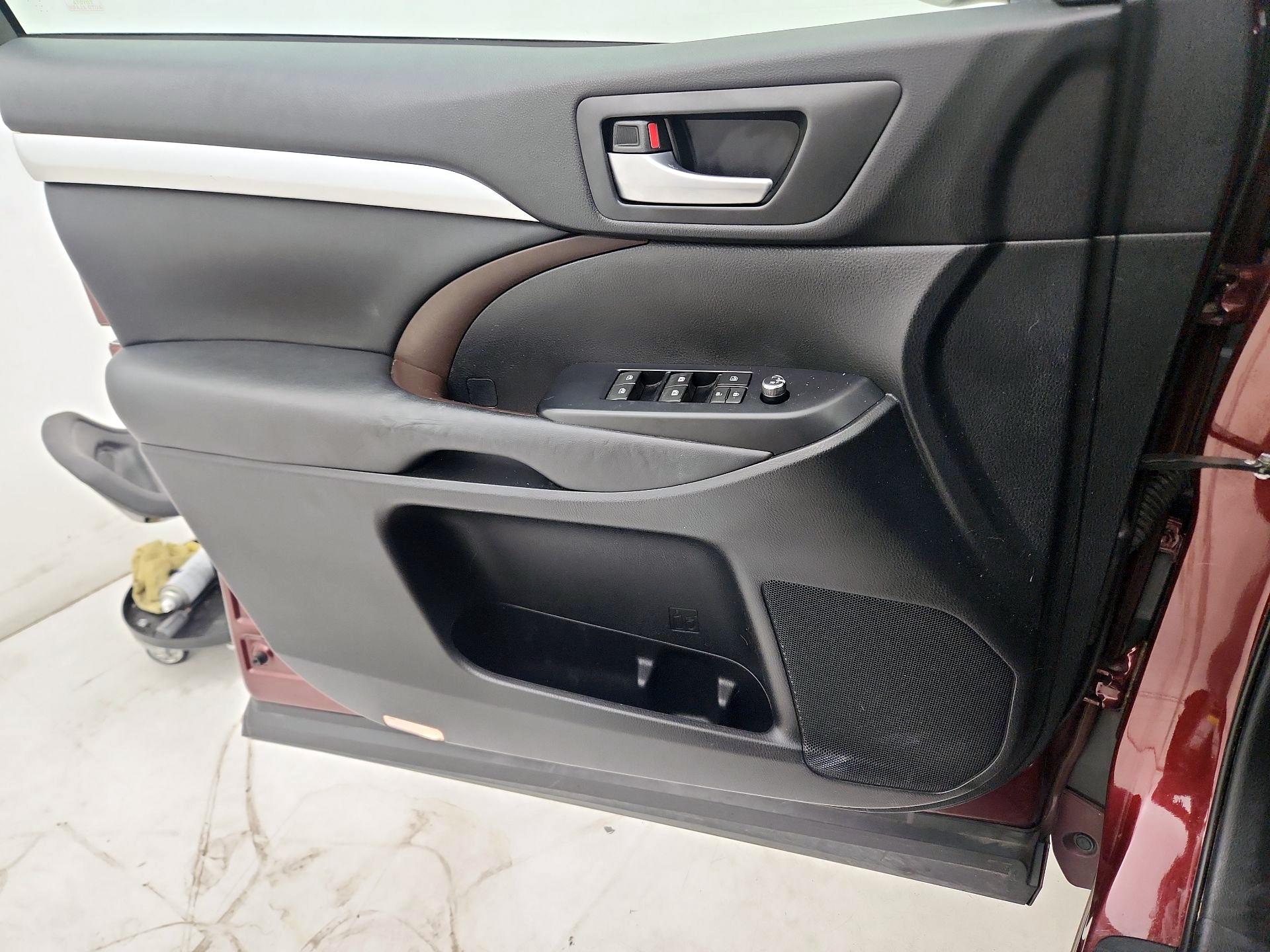 Thumbnail: 2015 Toyota Highlander - 12