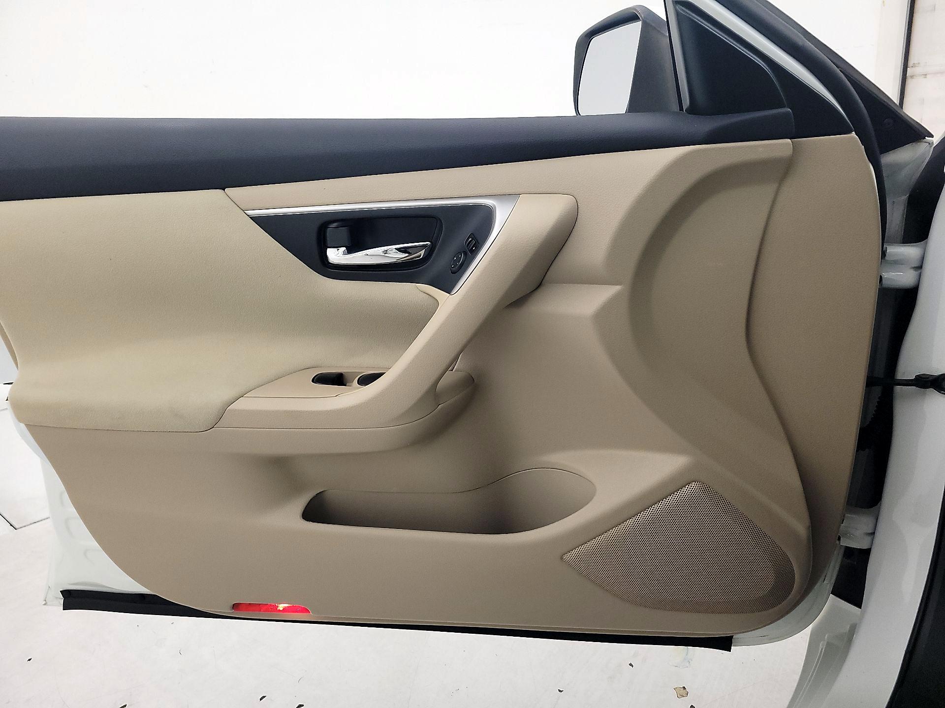 Thumbnail: 2015 Nissan Altima - 12