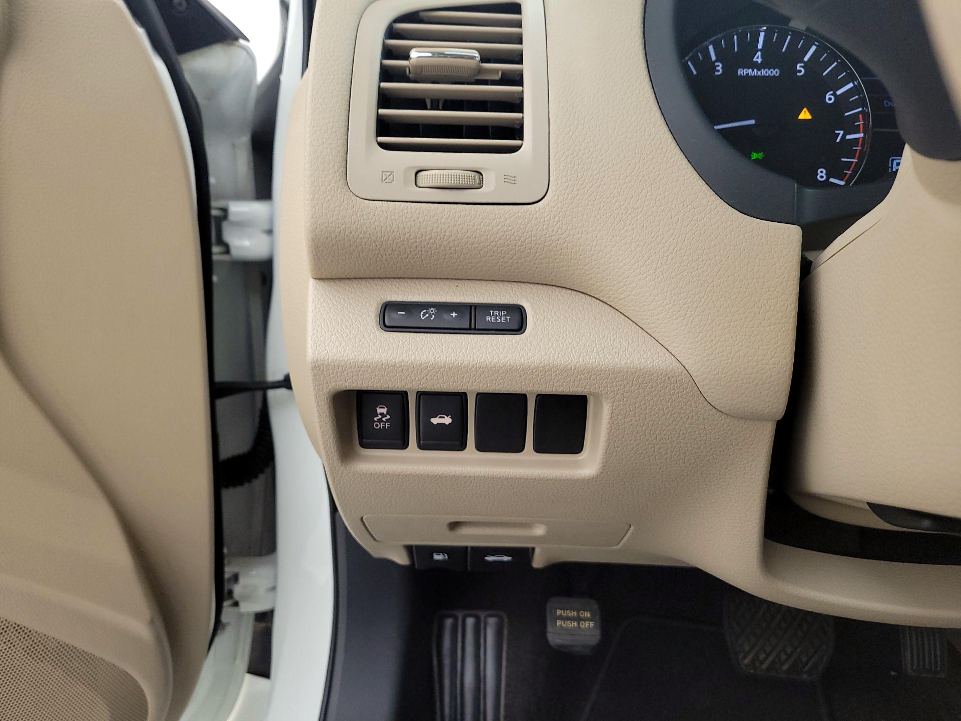 Thumbnail: 2015 Nissan Altima - 13