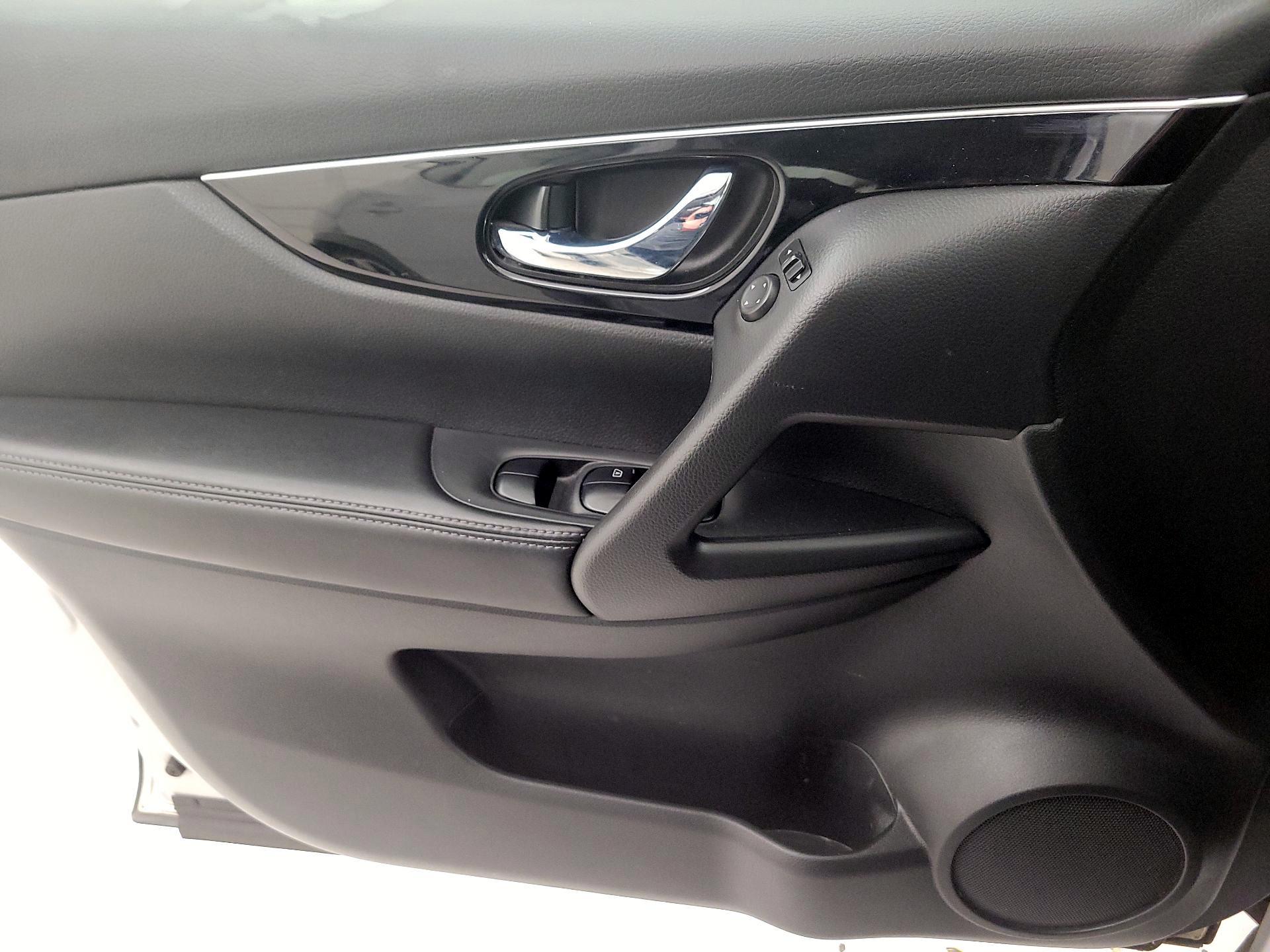 Thumbnail: 2017 Nissan Rogue Sport - 12