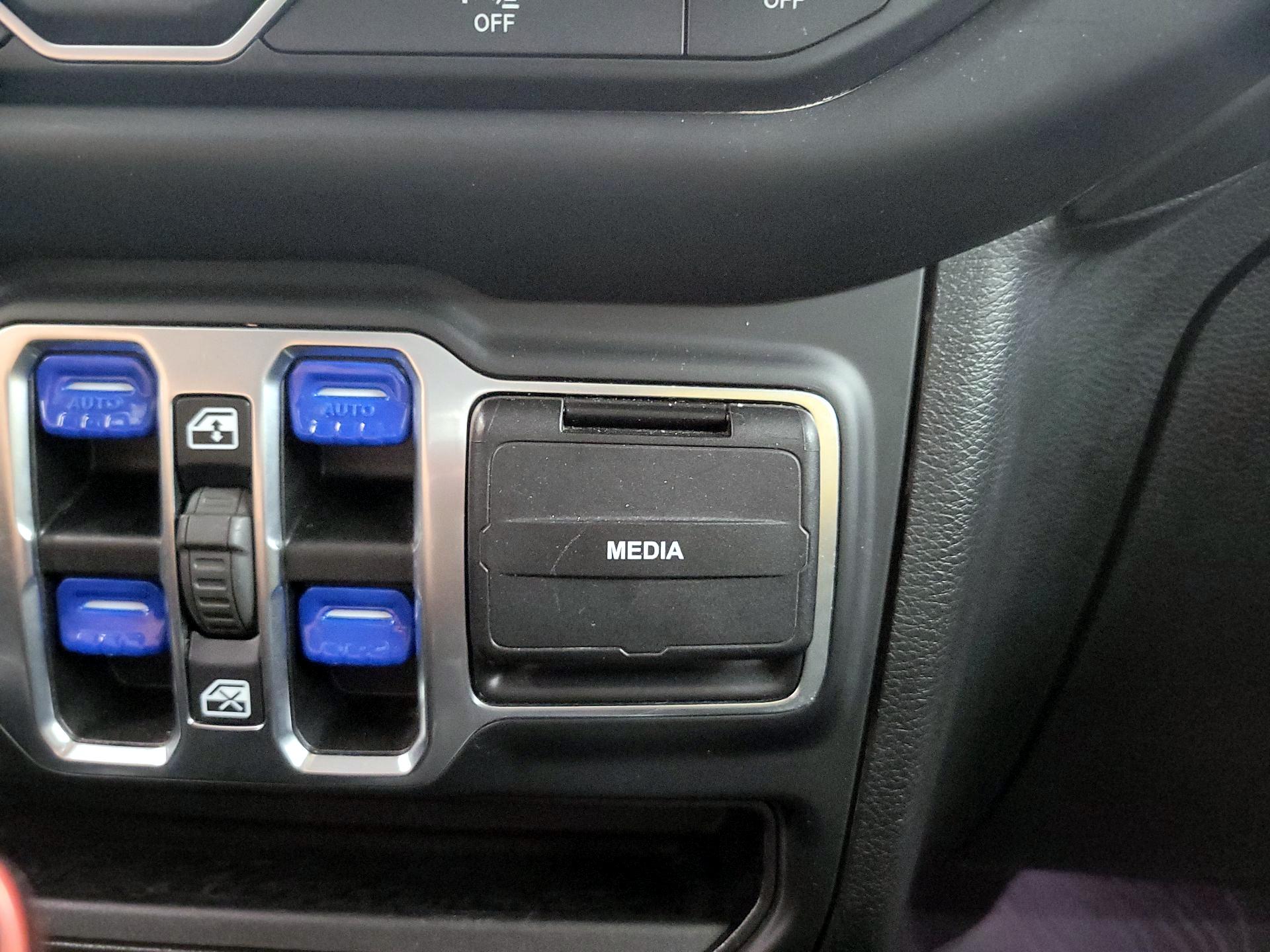 Thumbnail: 2019 Jeep Wrangler - 19