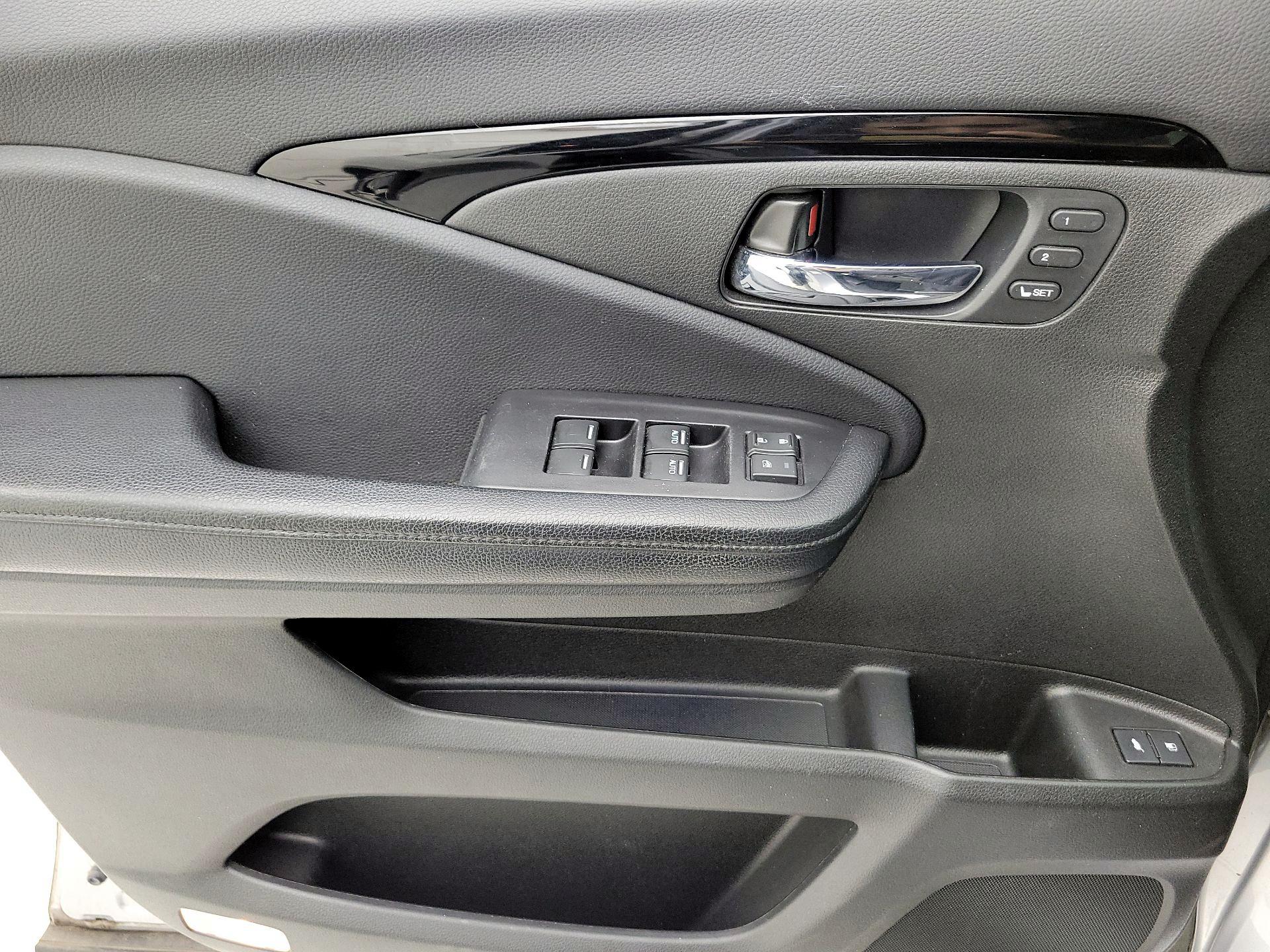 Thumbnail: 2018 Honda Pilot - 12