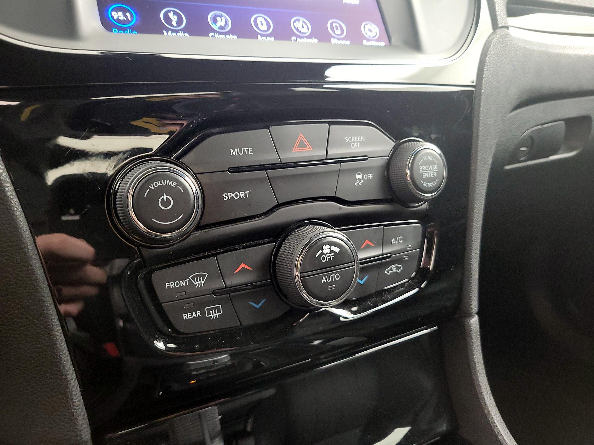 Thumbnail: 2019 Chrysler 300 - 16