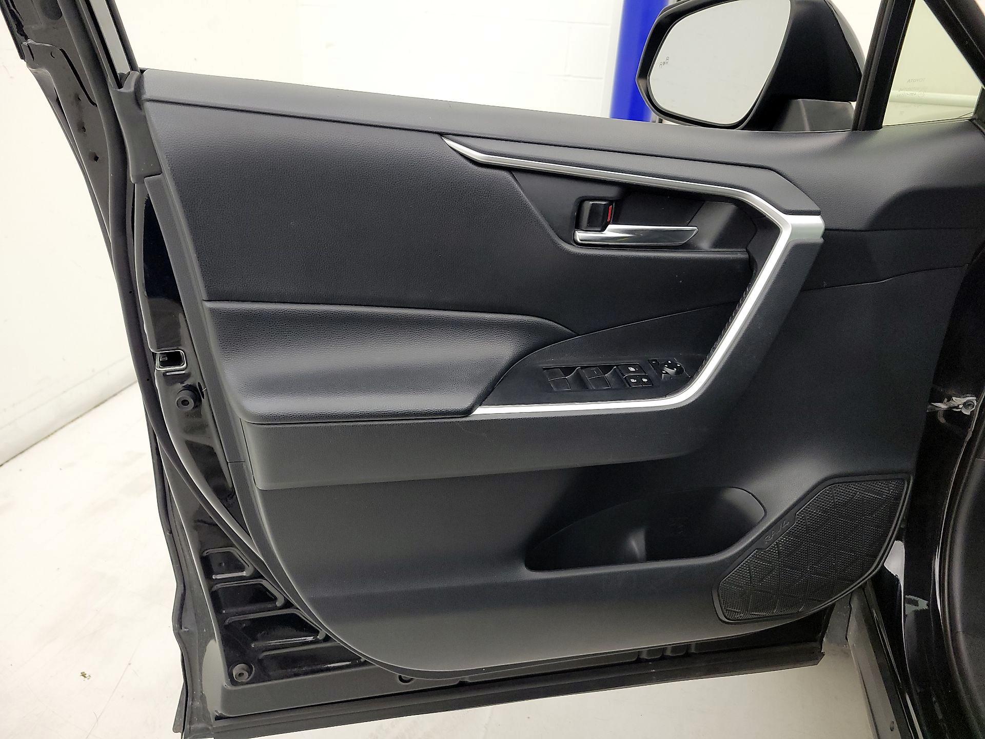 Thumbnail: 2019 Toyota RAV4 - 12