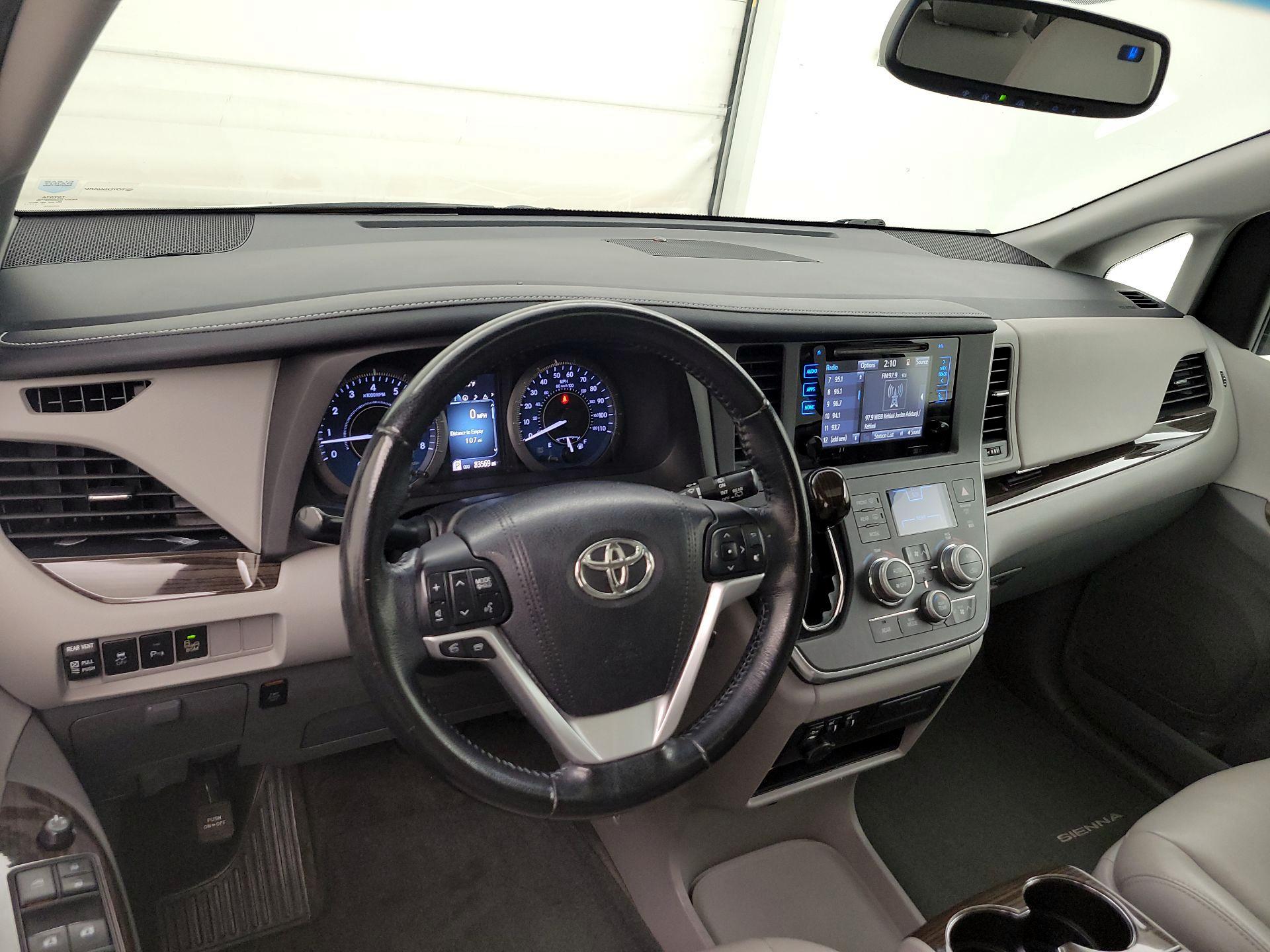 Thumbnail: 2017 Toyota Sienna - 9