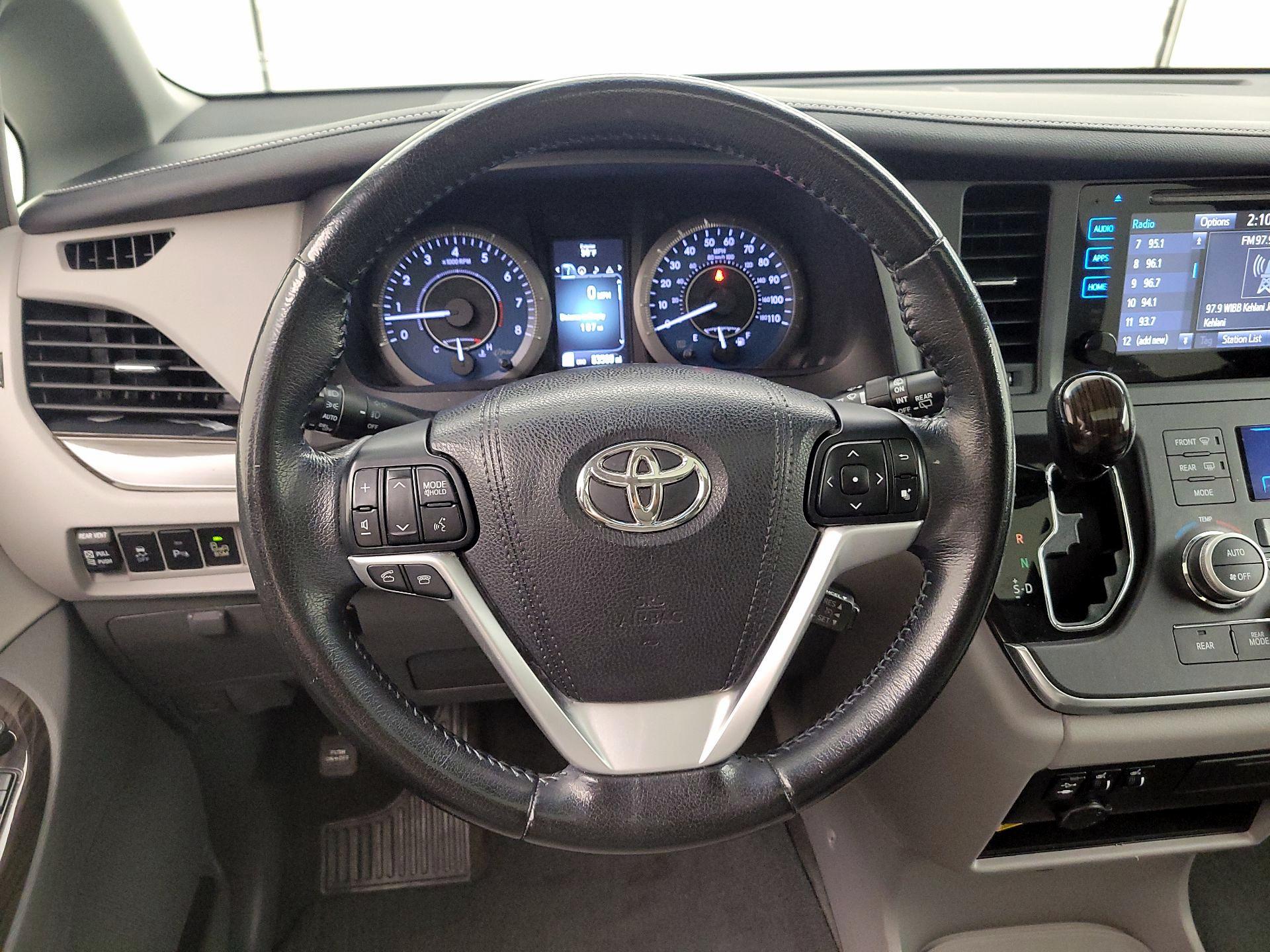 Thumbnail: 2017 Toyota Sienna - 10