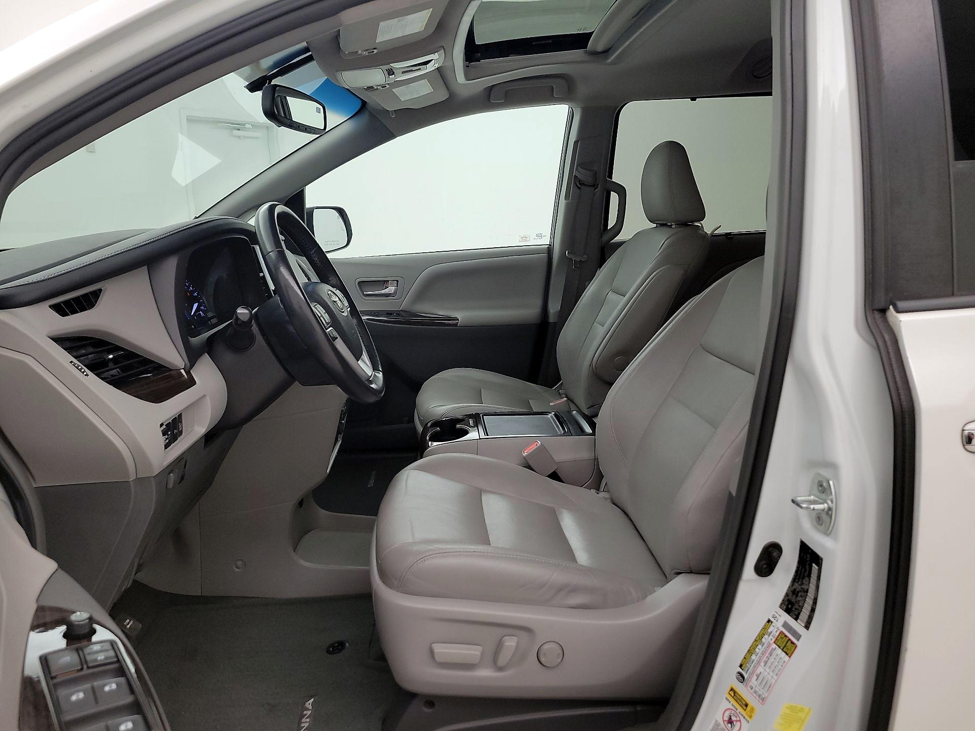 Thumbnail: 2017 Toyota Sienna - 11