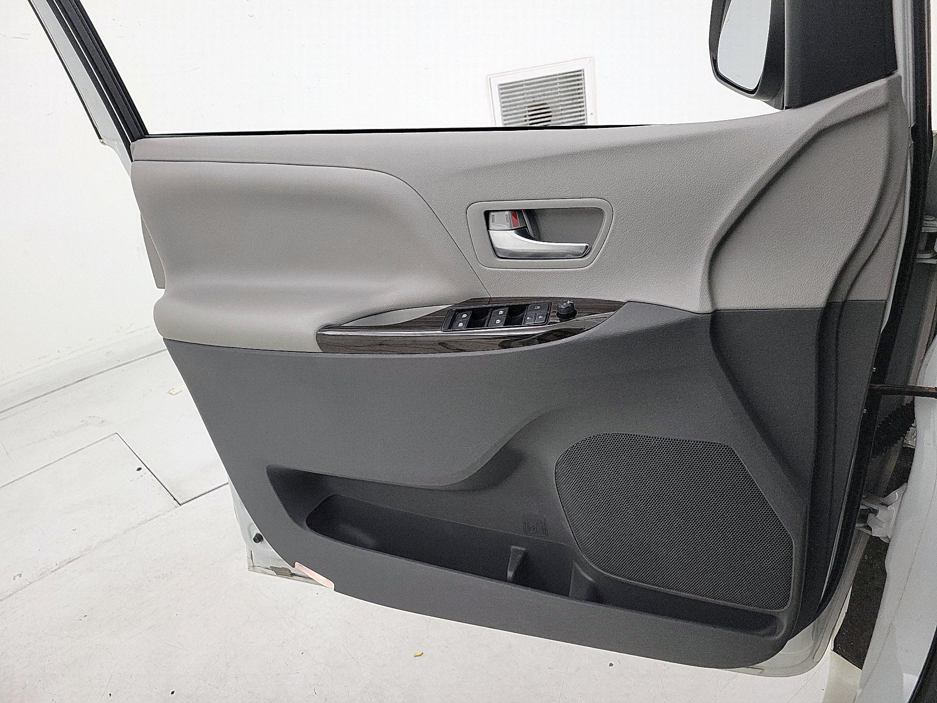 Thumbnail: 2017 Toyota Sienna - 12