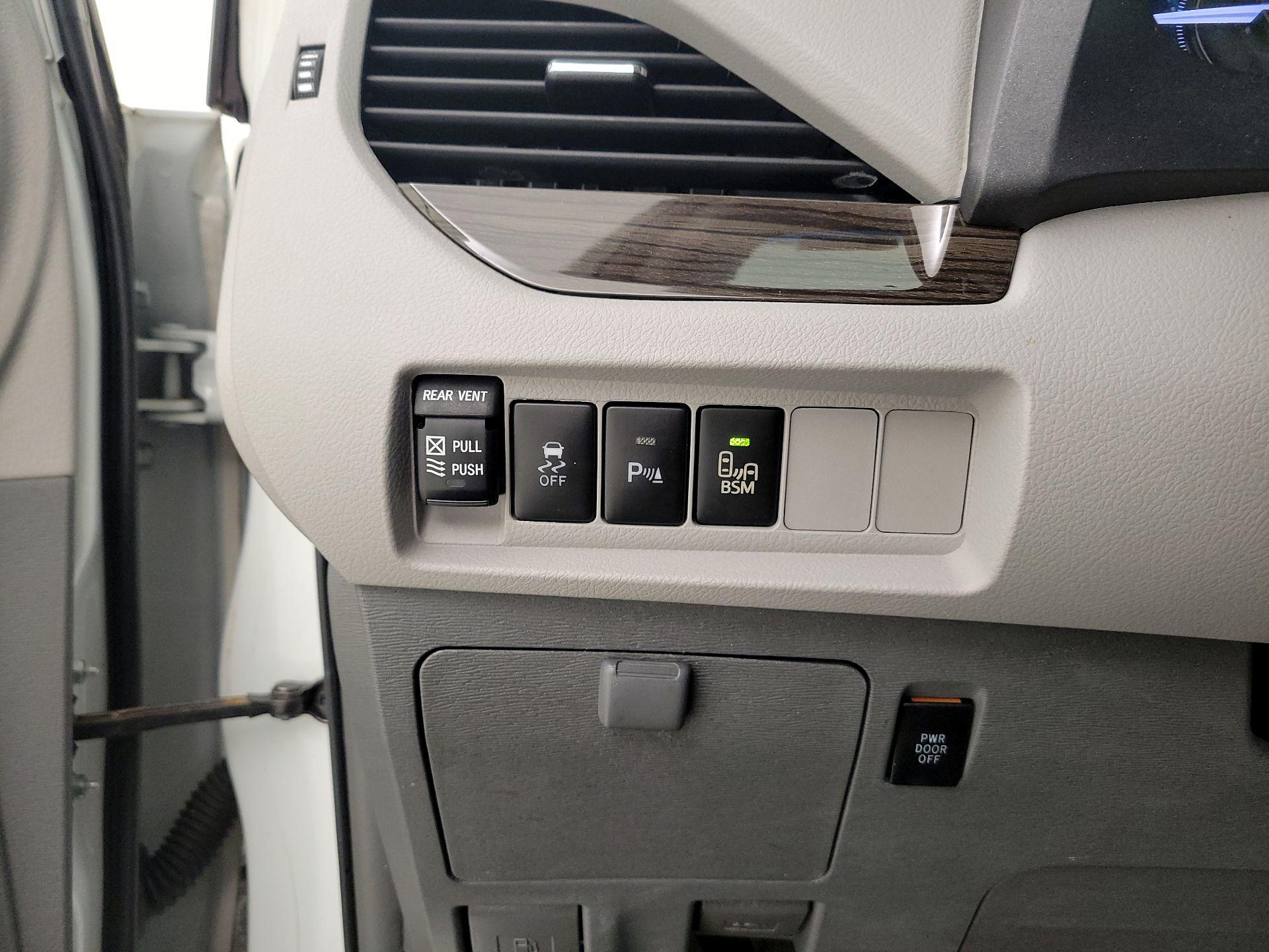 Thumbnail: 2017 Toyota Sienna - 13