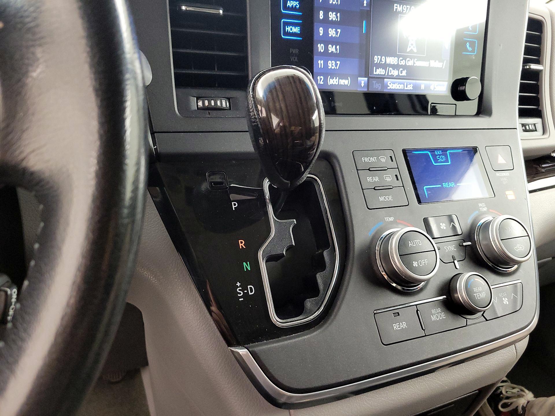 Thumbnail: 2017 Toyota Sienna - 17