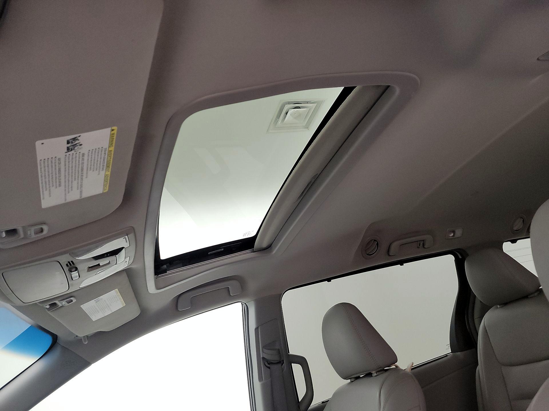 Thumbnail: 2017 Toyota Sienna - 19