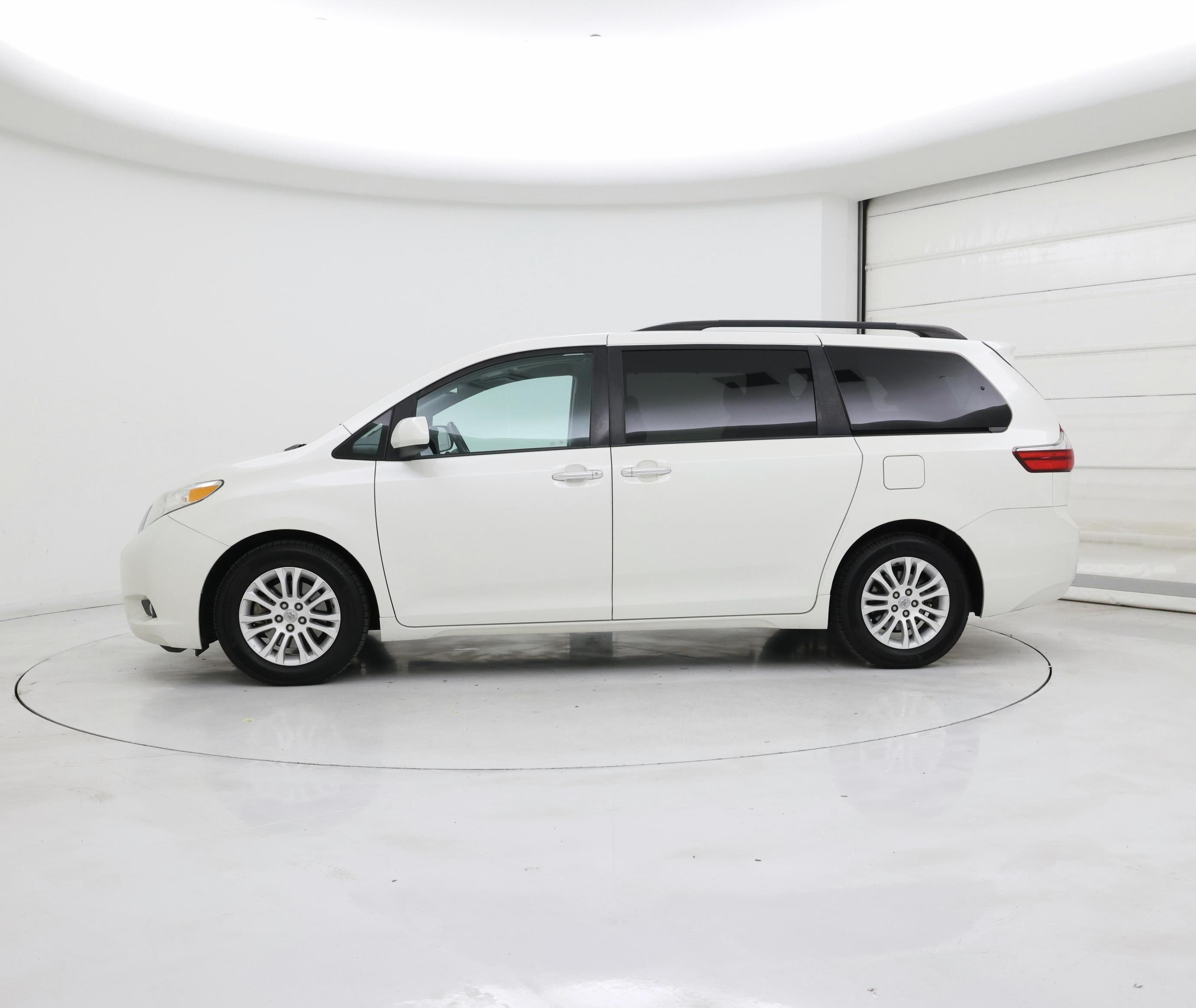Thumbnail: 2017 Toyota Sienna - 3