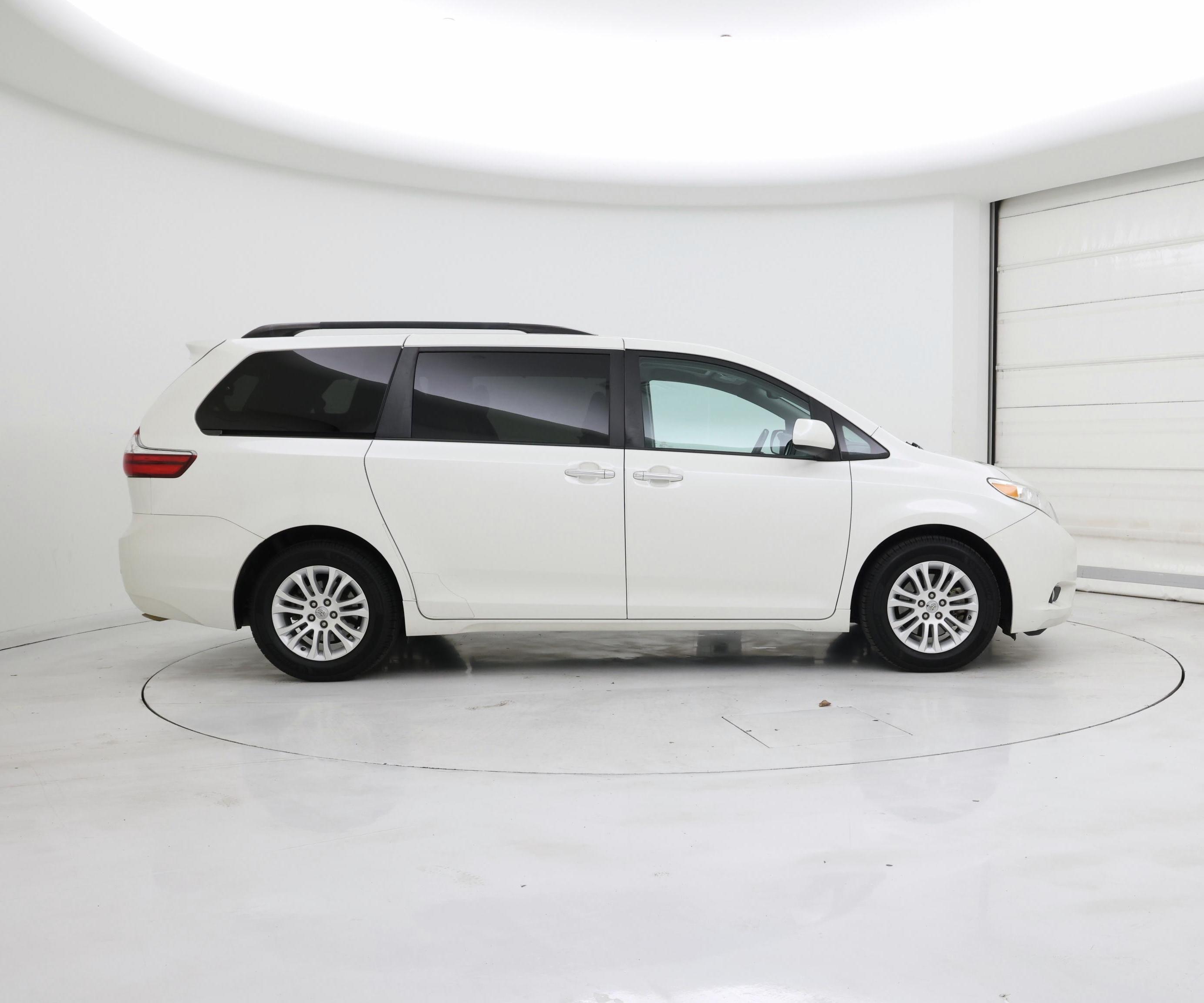 Thumbnail: 2017 Toyota Sienna - 7