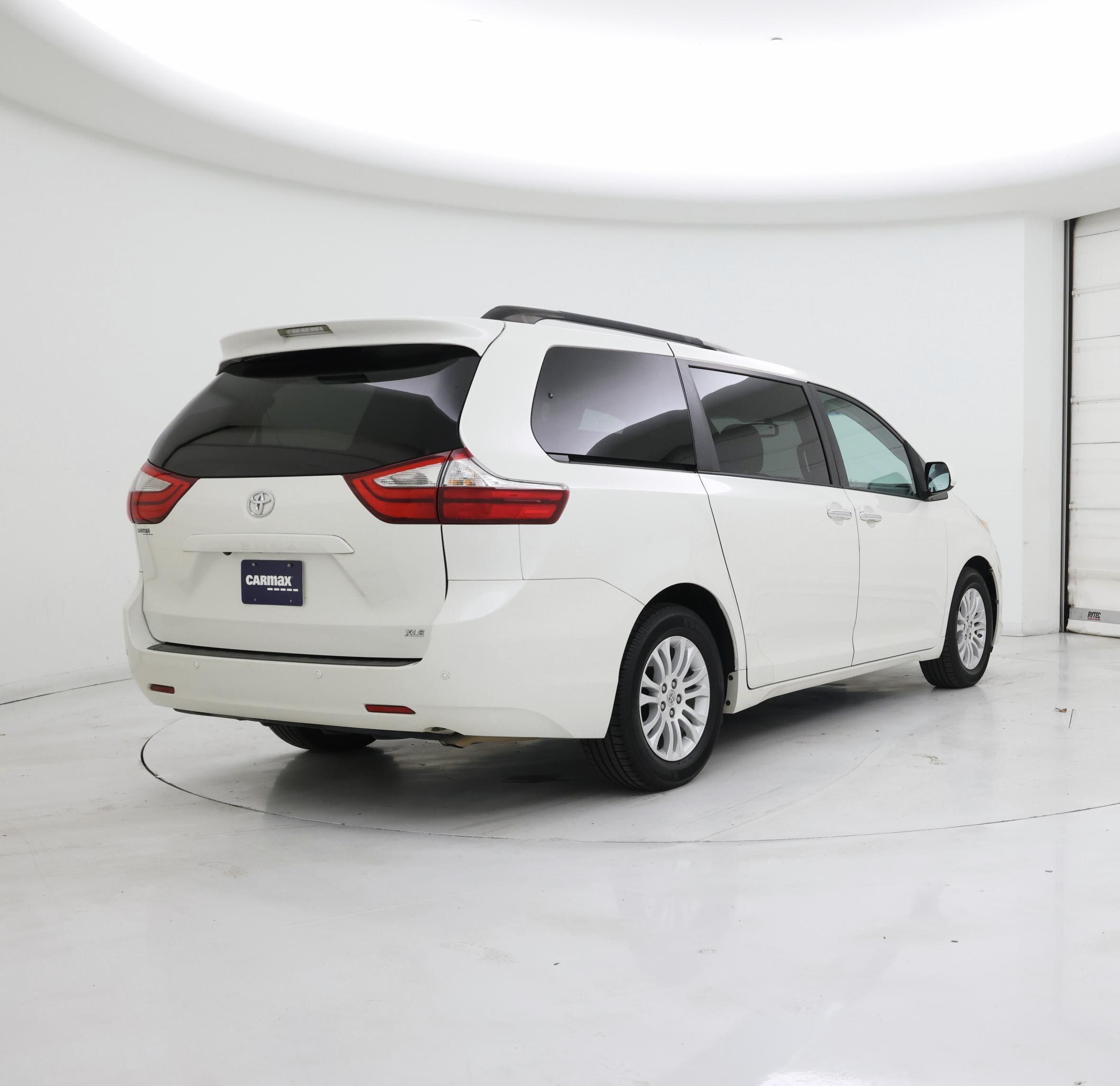 Thumbnail: 2017 Toyota Sienna - 8