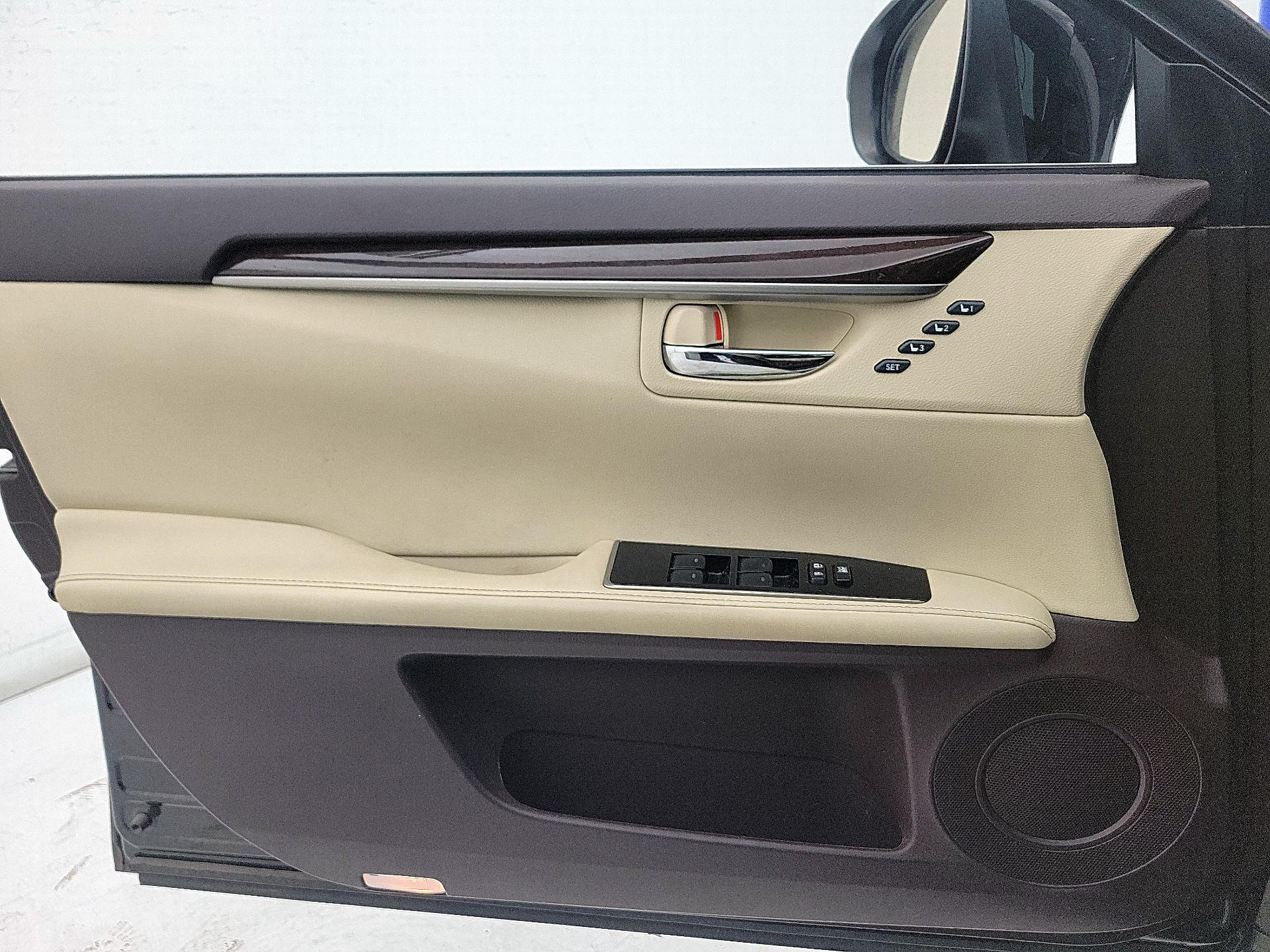 Thumbnail: 2018 Lexus ES - 12