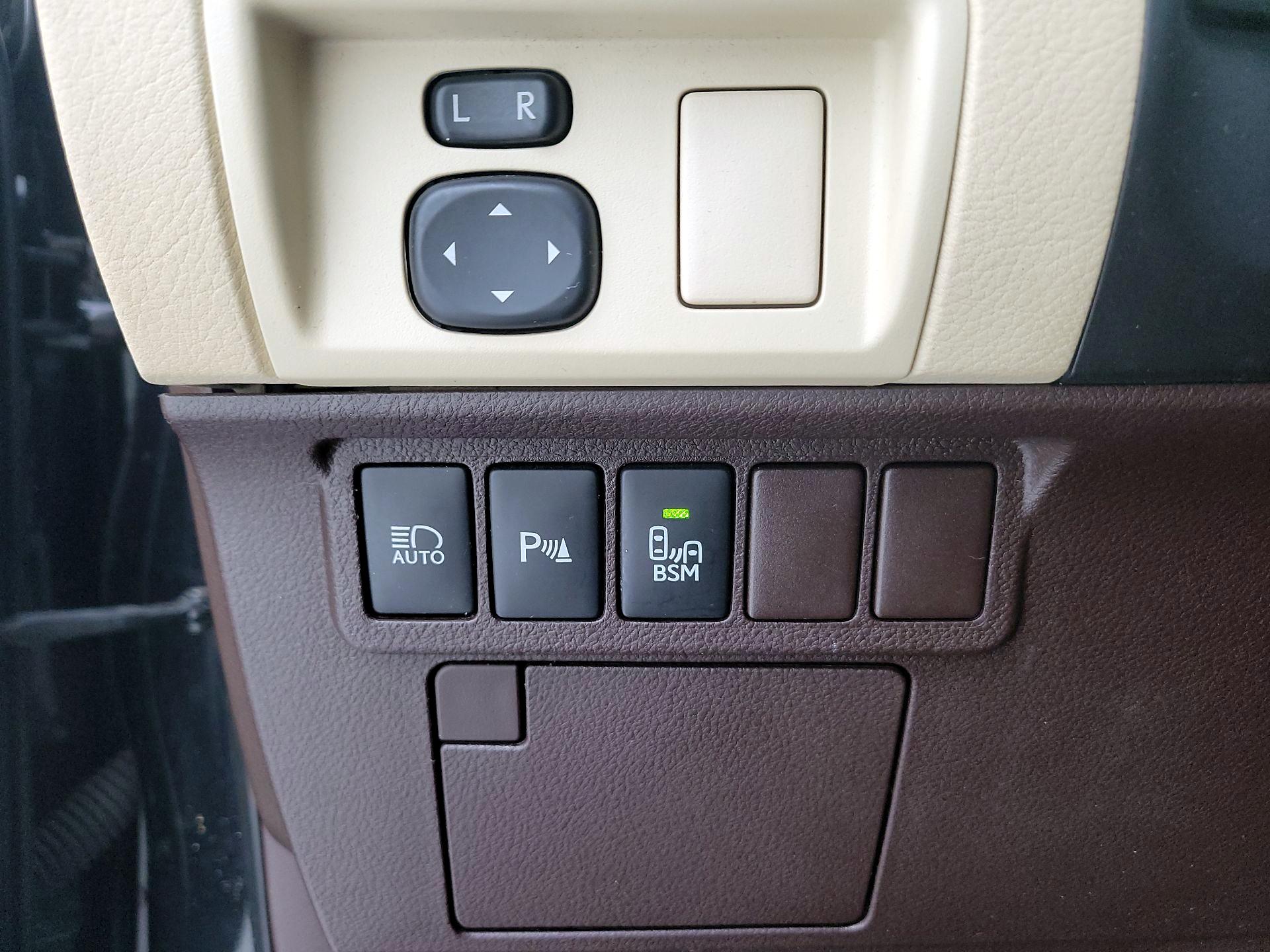 Thumbnail: 2018 Lexus ES - 13