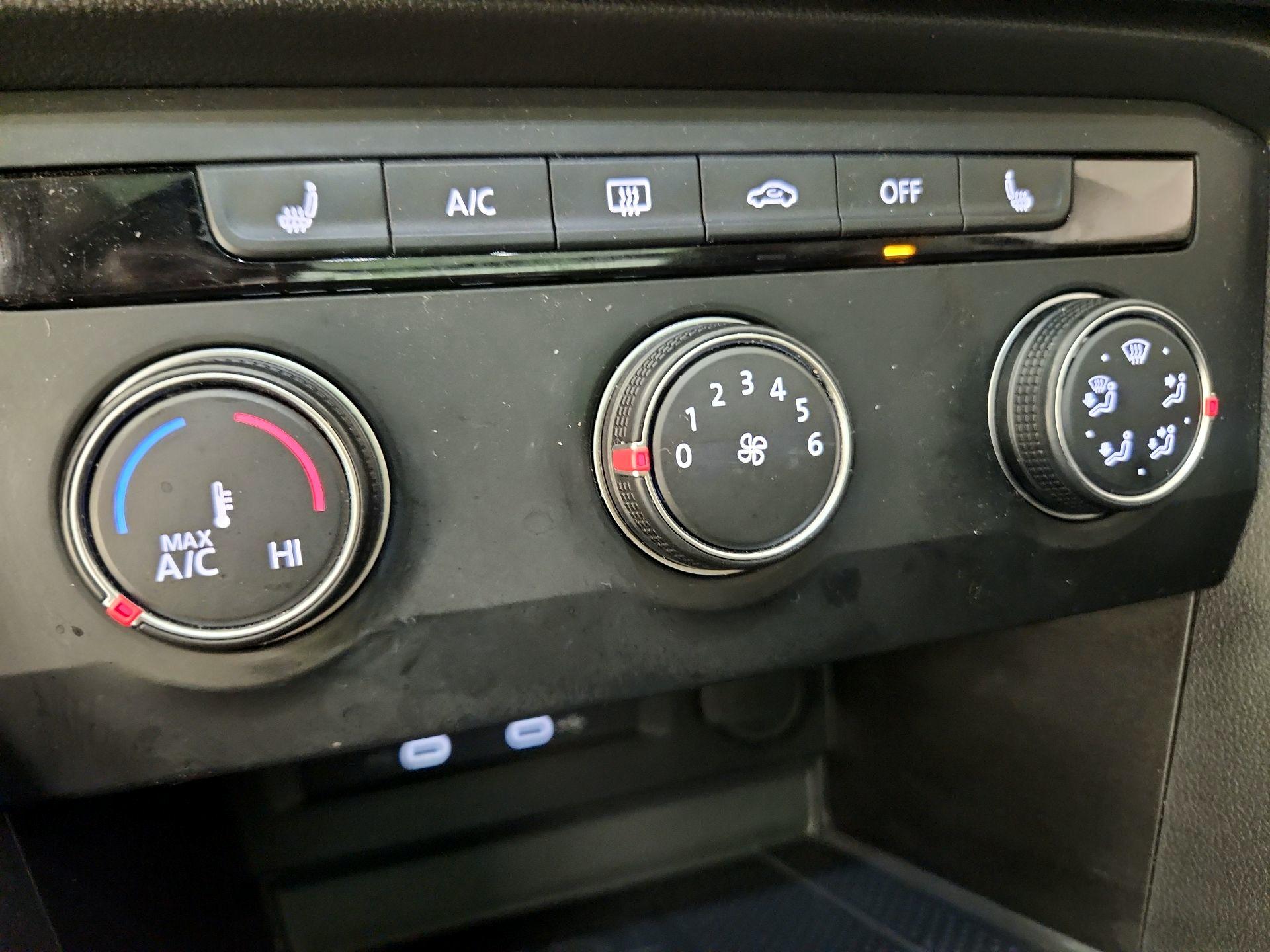 Thumbnail: 2022 Volkswagen Taos - 16