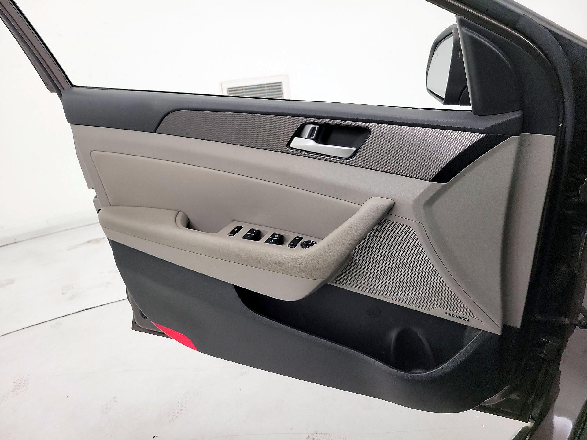 Thumbnail: 2016 Hyundai Sonata - 10