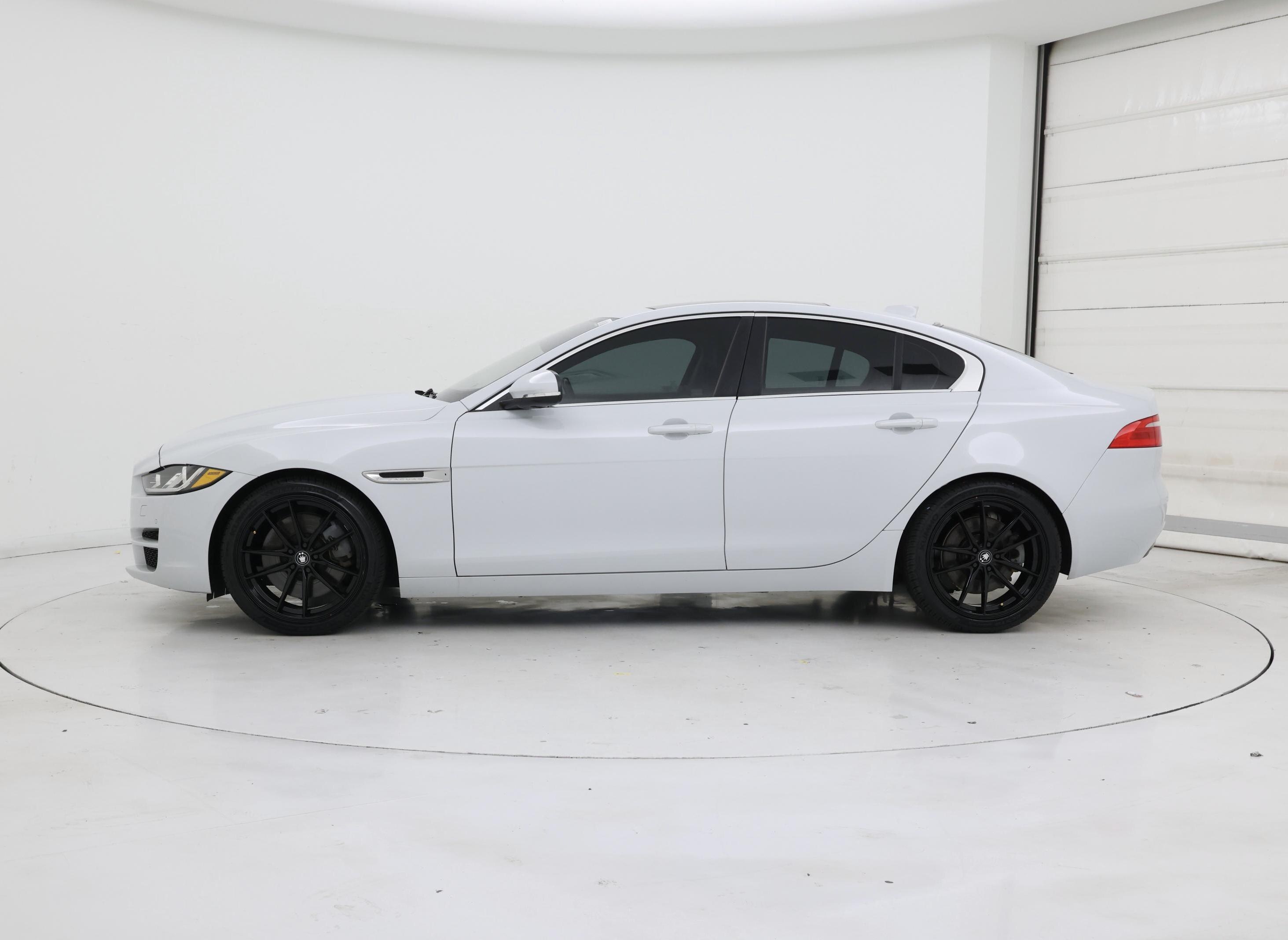 Thumbnail: 2017 Jaguar XE - 3