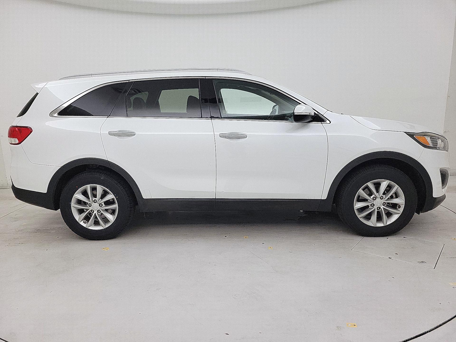 Thumbnail: 2017 Kia Sorento - 4