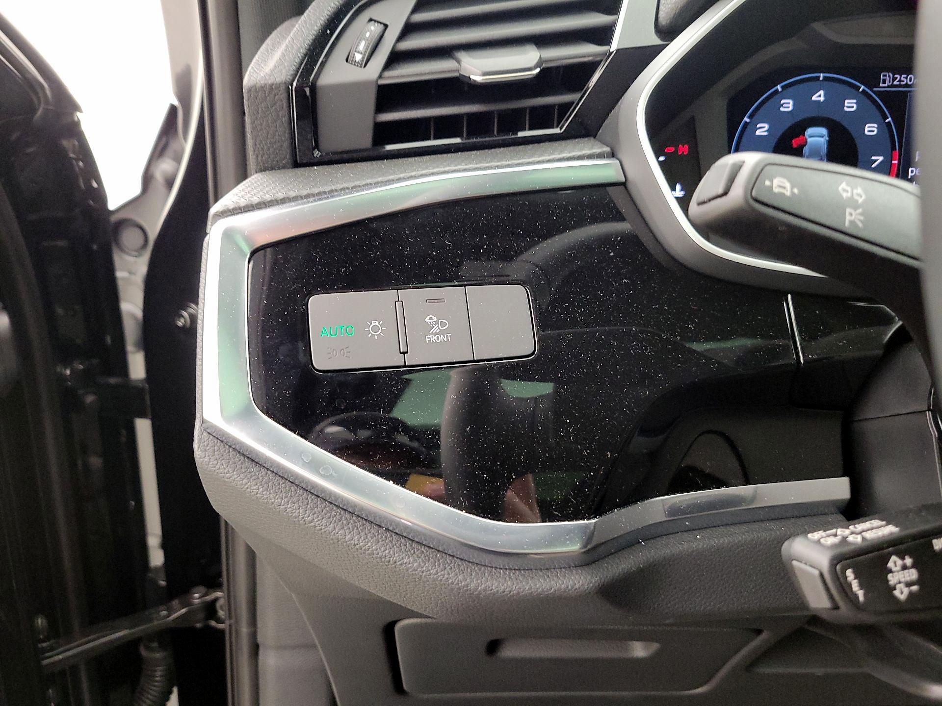 Thumbnail: 2025 Audi Q3 - 11