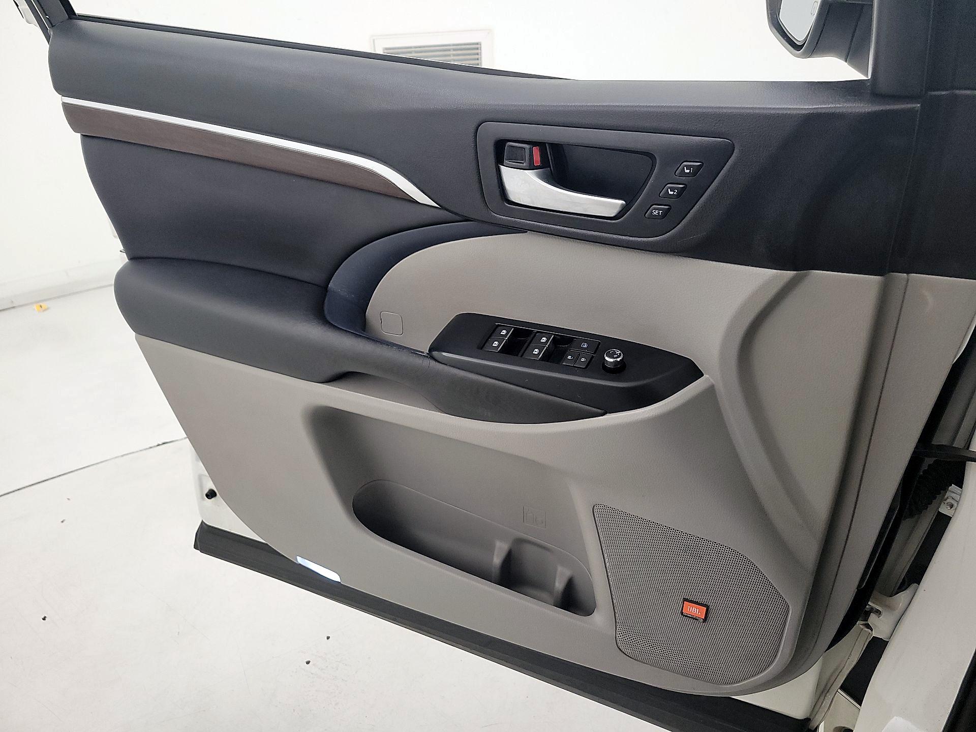 Thumbnail: 2016 Toyota Highlander - 12