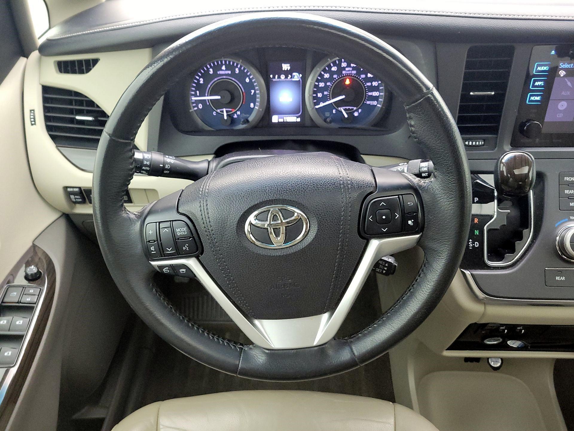 Thumbnail: 2017 Toyota Sienna - 10