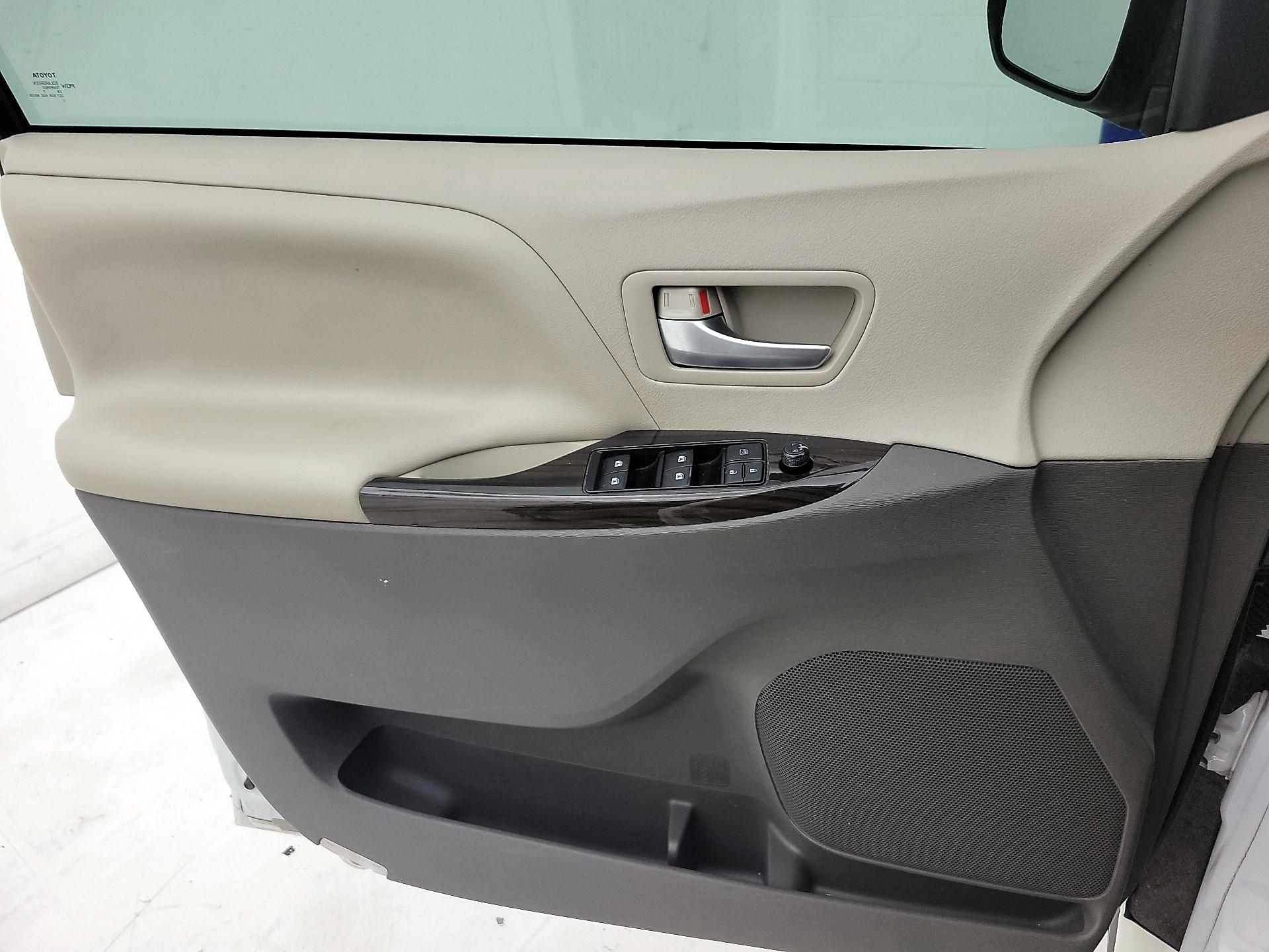 Thumbnail: 2017 Toyota Sienna - 12