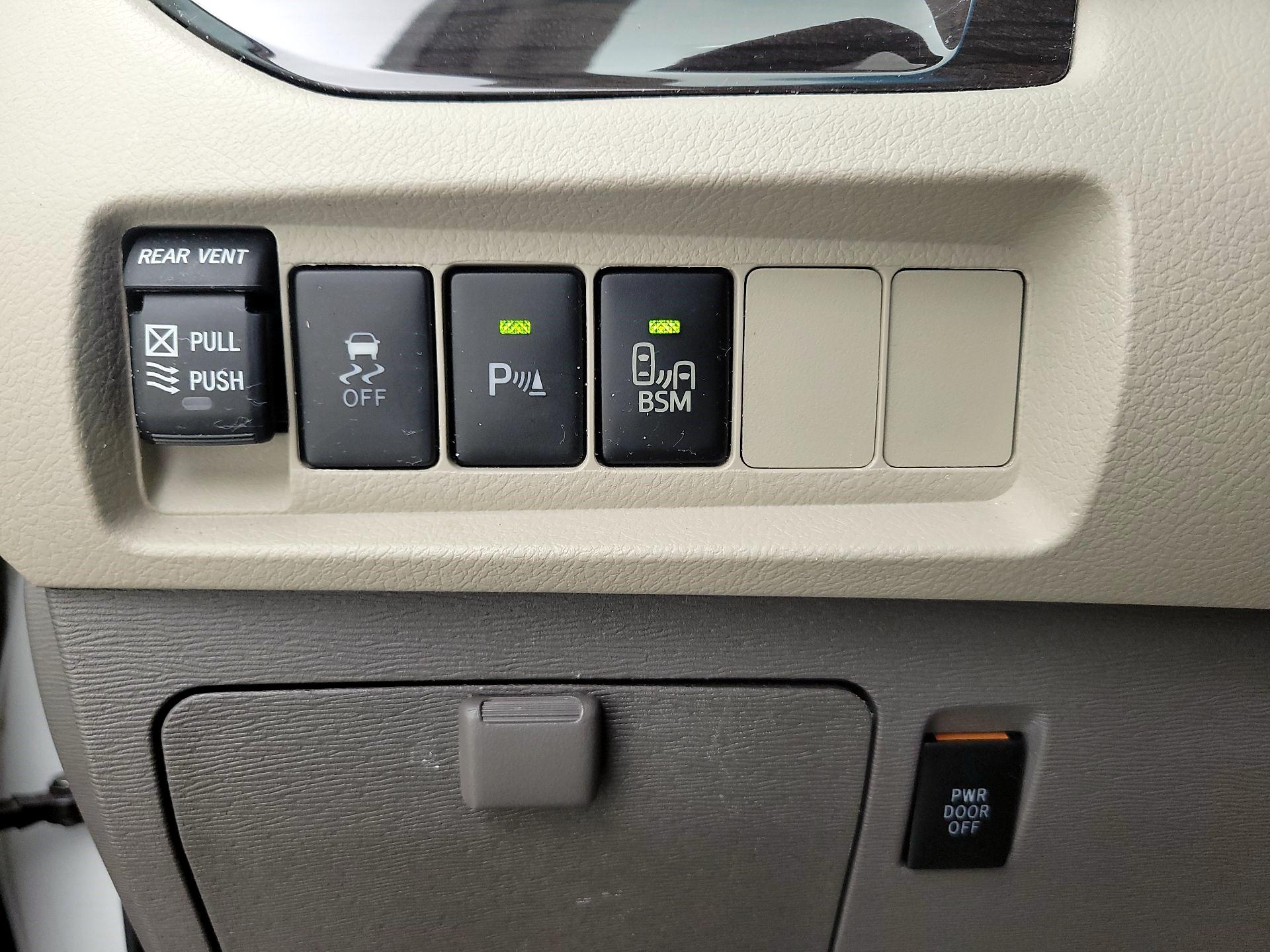 Thumbnail: 2017 Toyota Sienna - 13