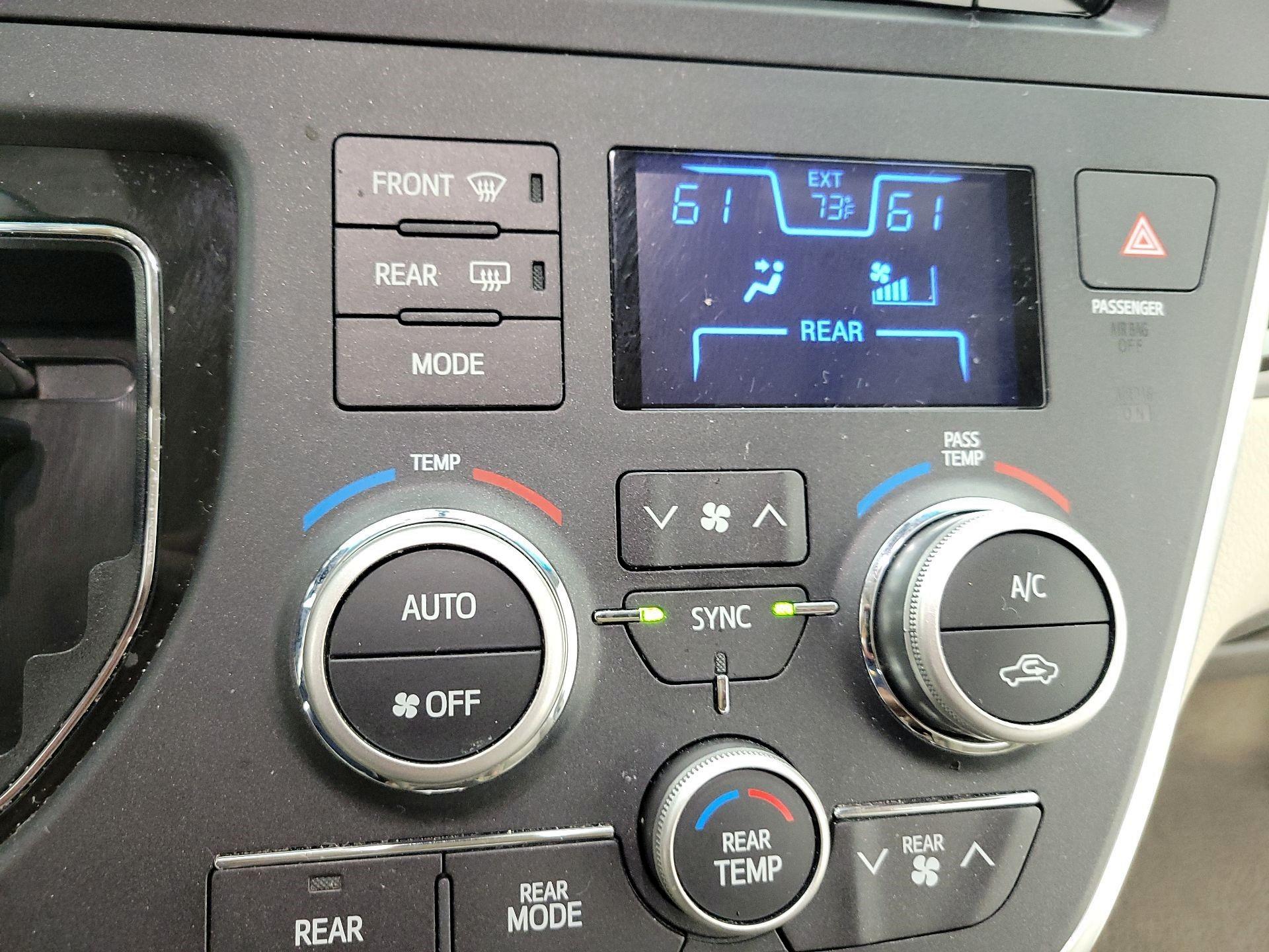 Thumbnail: 2017 Toyota Sienna - 16