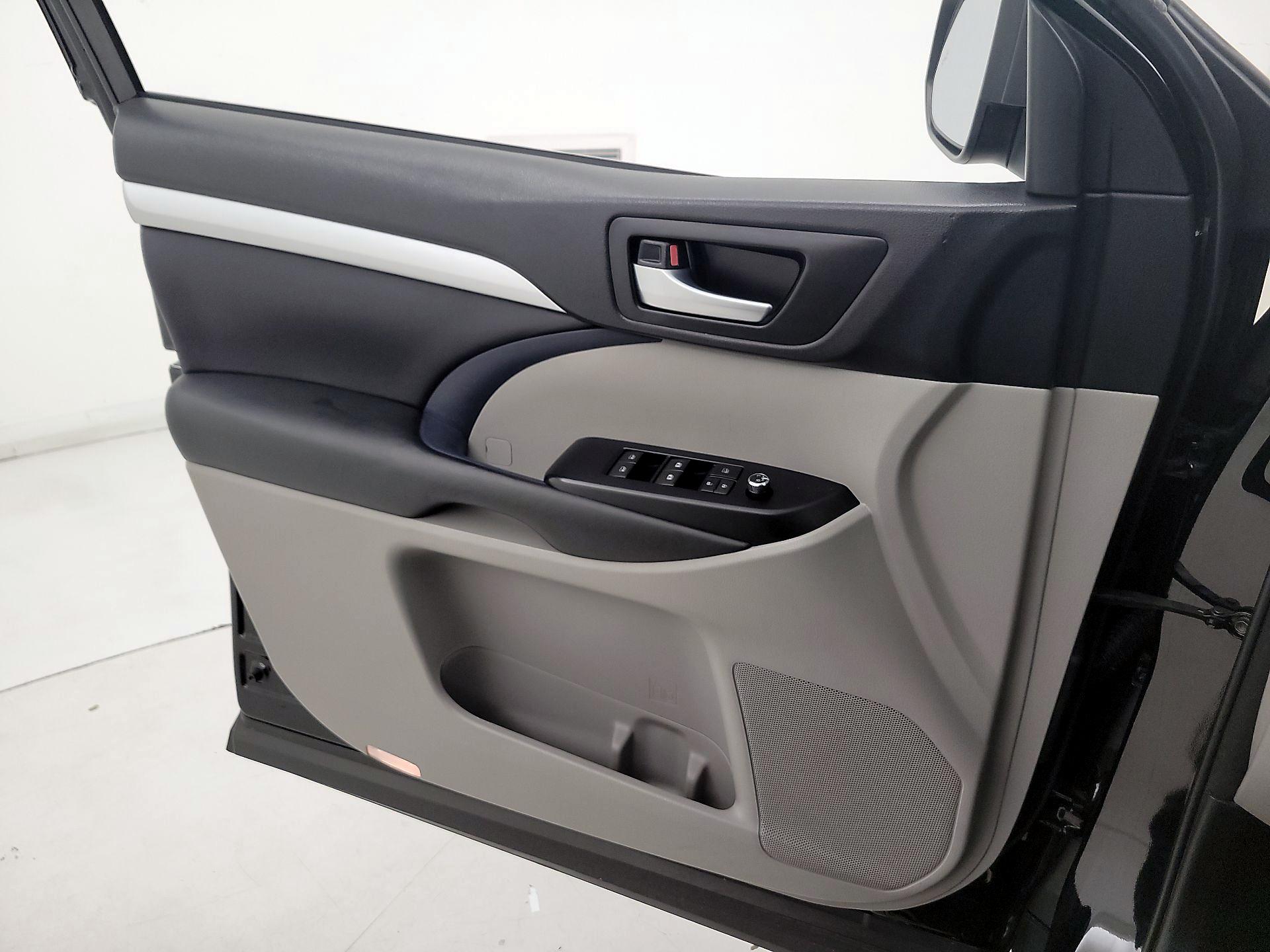 Thumbnail: 2018 Toyota Highlander - 12