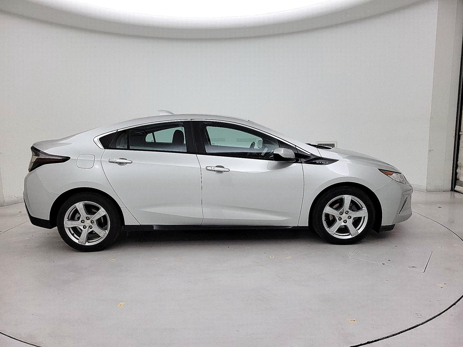 Thumbnail: 2017 Chevrolet Volt - 4