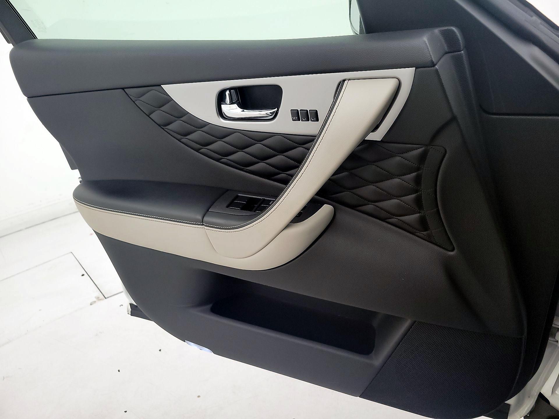 Thumbnail: 2017 INFINITI QX70 - 12