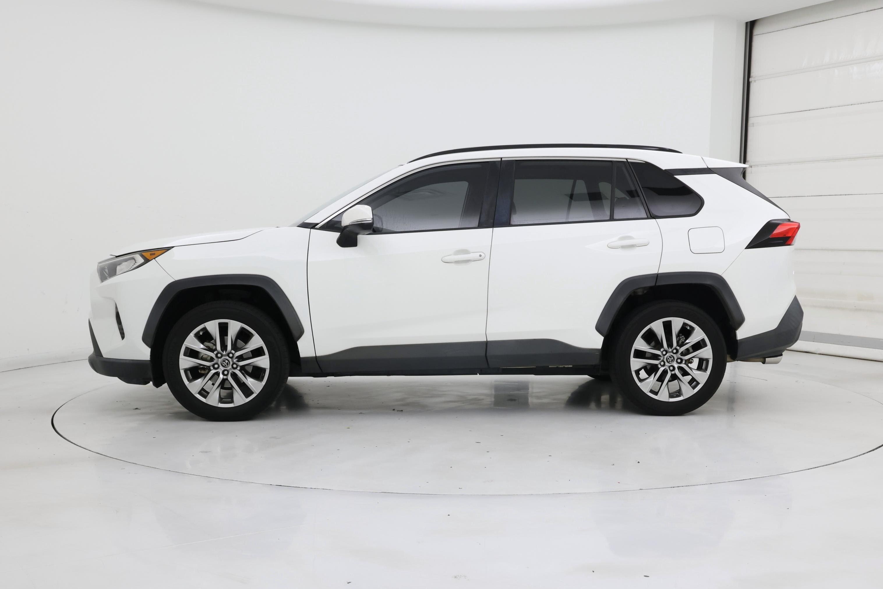 Thumbnail: 2019 Toyota RAV4 - 3