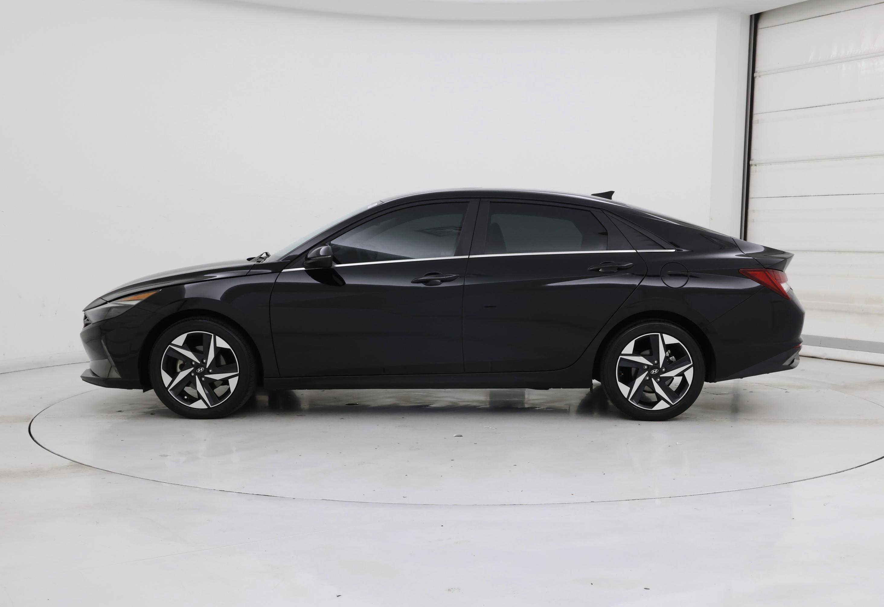 Thumbnail: 2023 Hyundai Elantra - 3