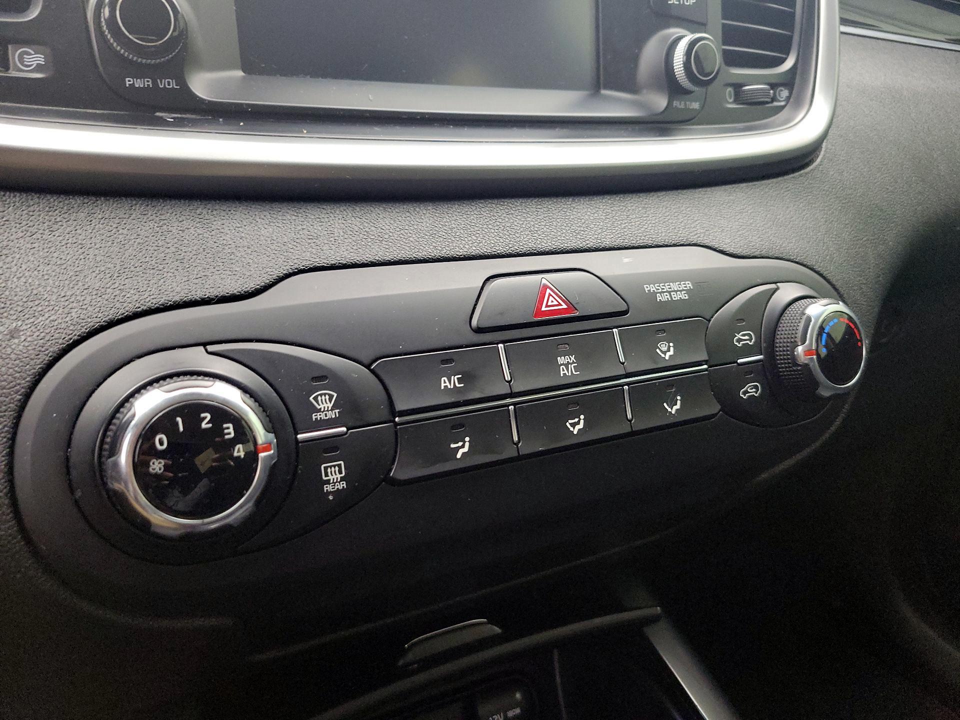 Thumbnail: 2020 Kia Sorento - 16