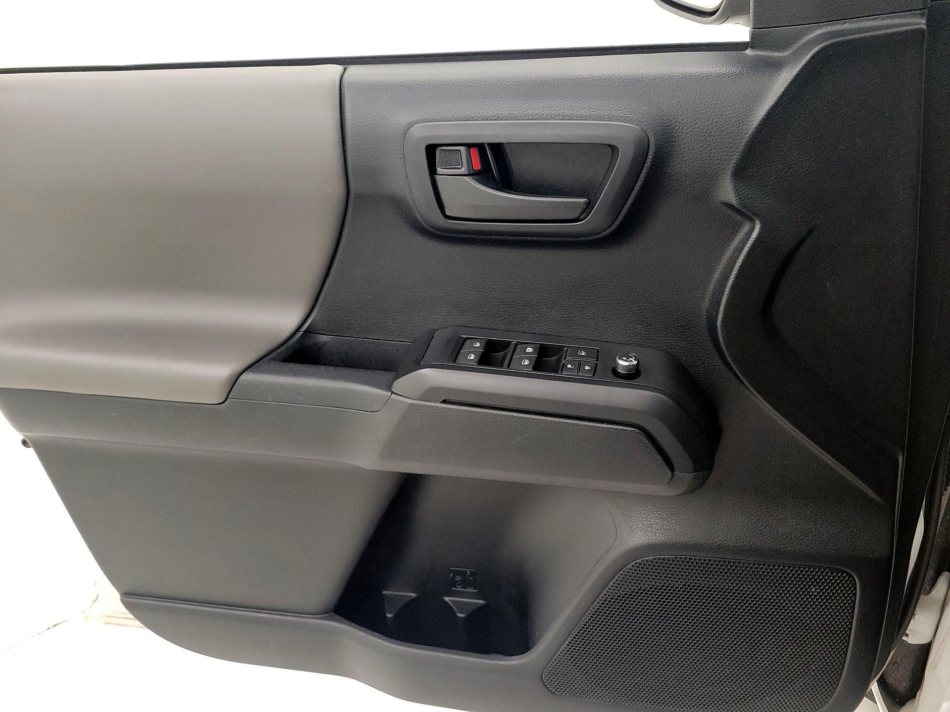 Thumbnail: 2016 Toyota Tacoma - 12