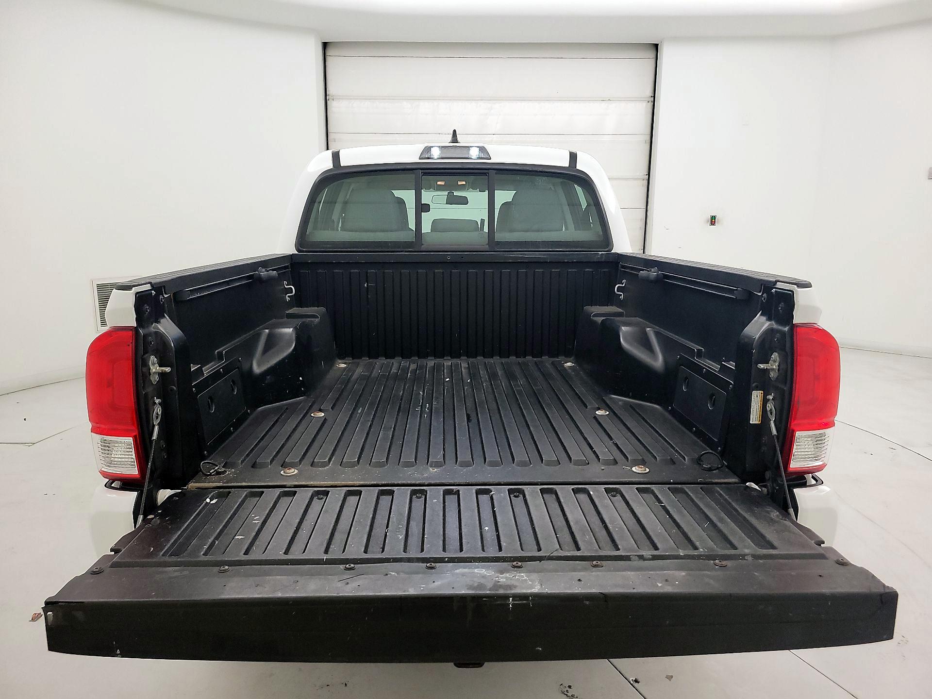 Thumbnail: 2016 Toyota Tacoma - 20