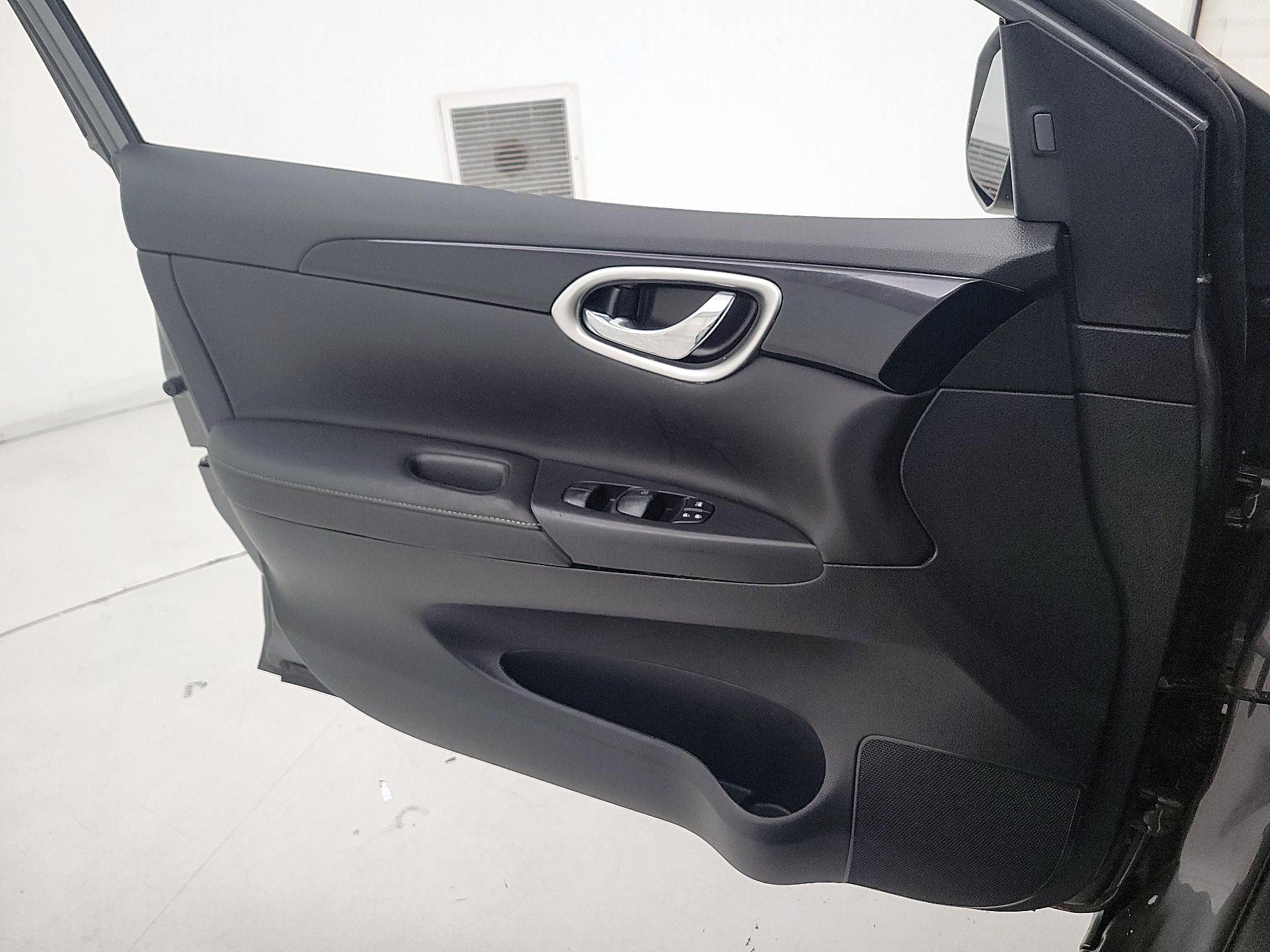 Thumbnail: 2016 Nissan Sentra - 12