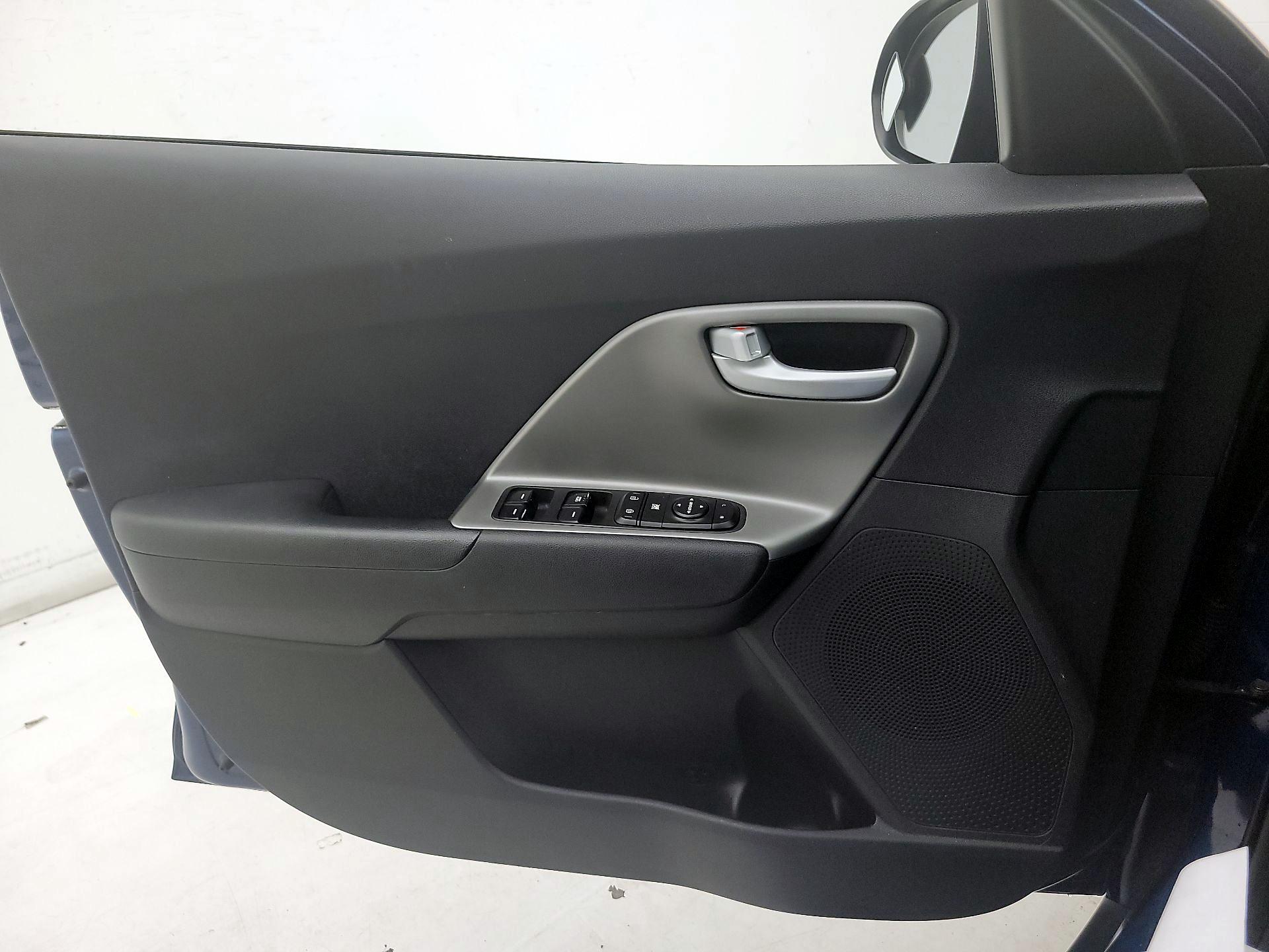 Thumbnail: 2017 Kia Niro - 12
