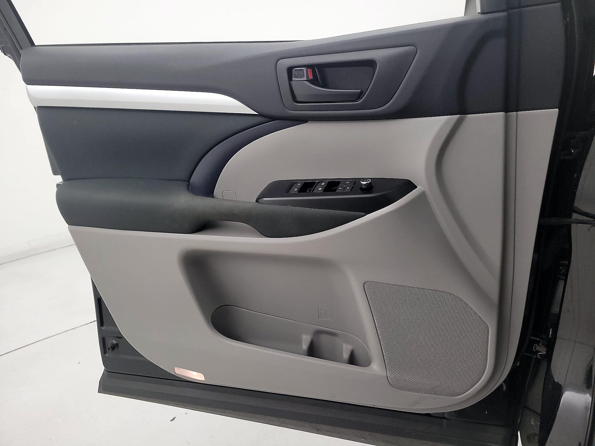 Thumbnail: 2019 Toyota Highlander - 12