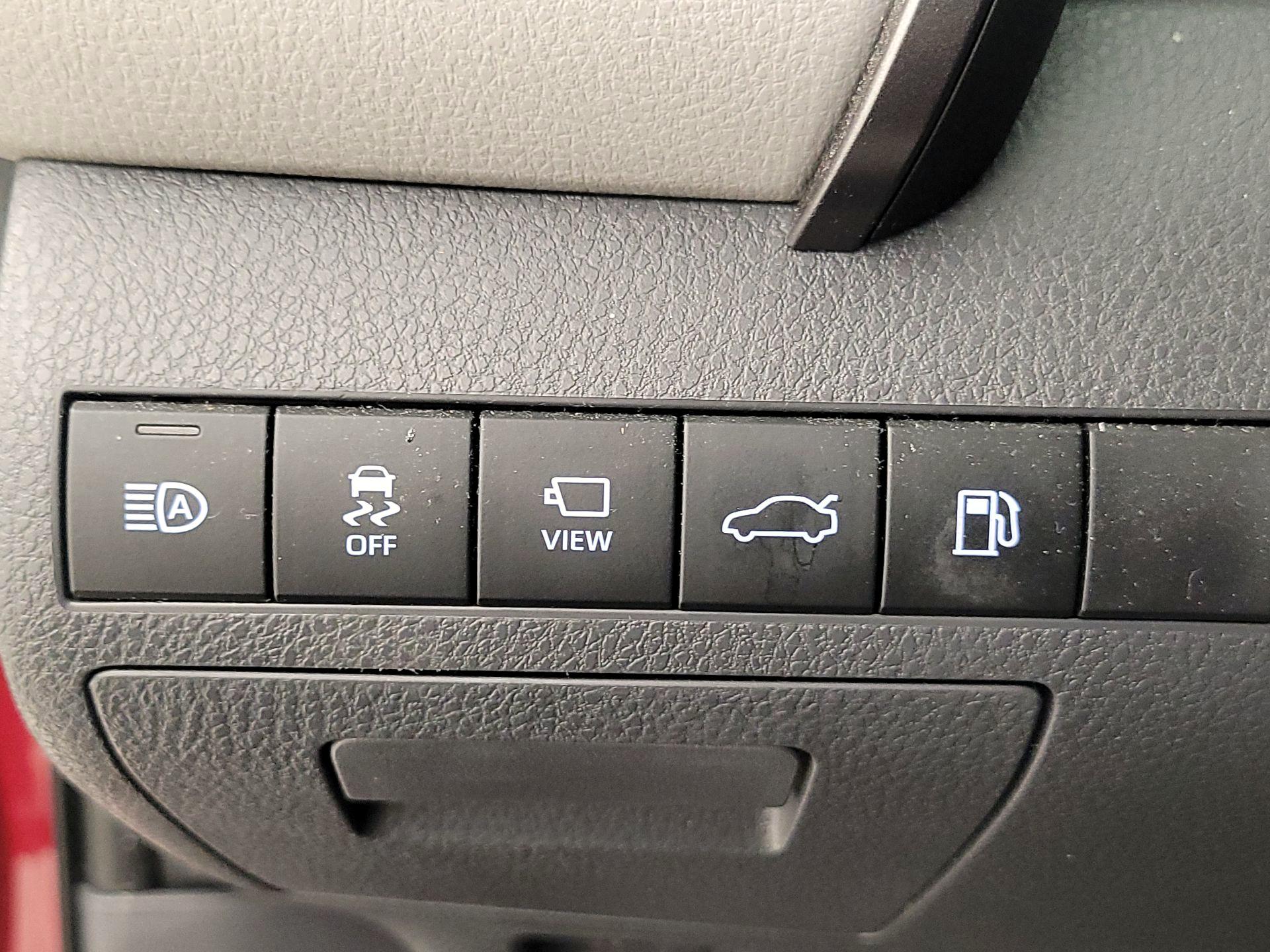 Thumbnail: 2018 Toyota Camry - 13
