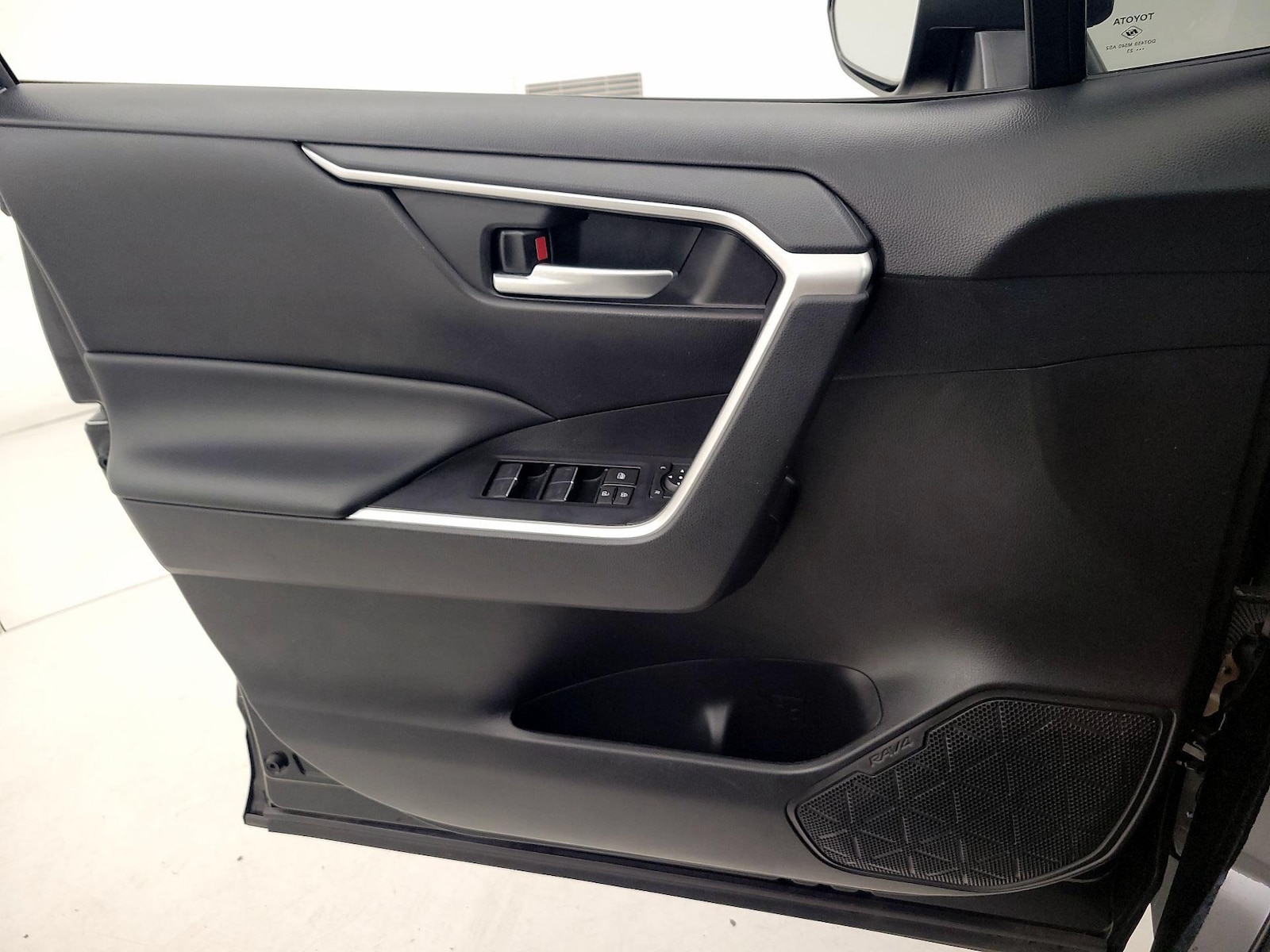 2023 Toyota RAV4 XLE - Photo 13