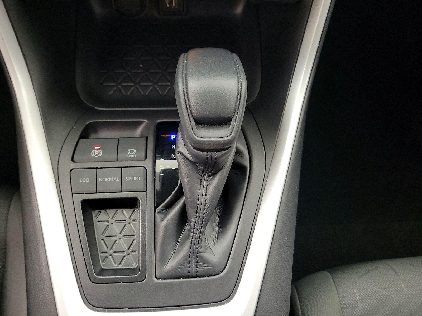2023 Toyota RAV4 XLE - Photo 18