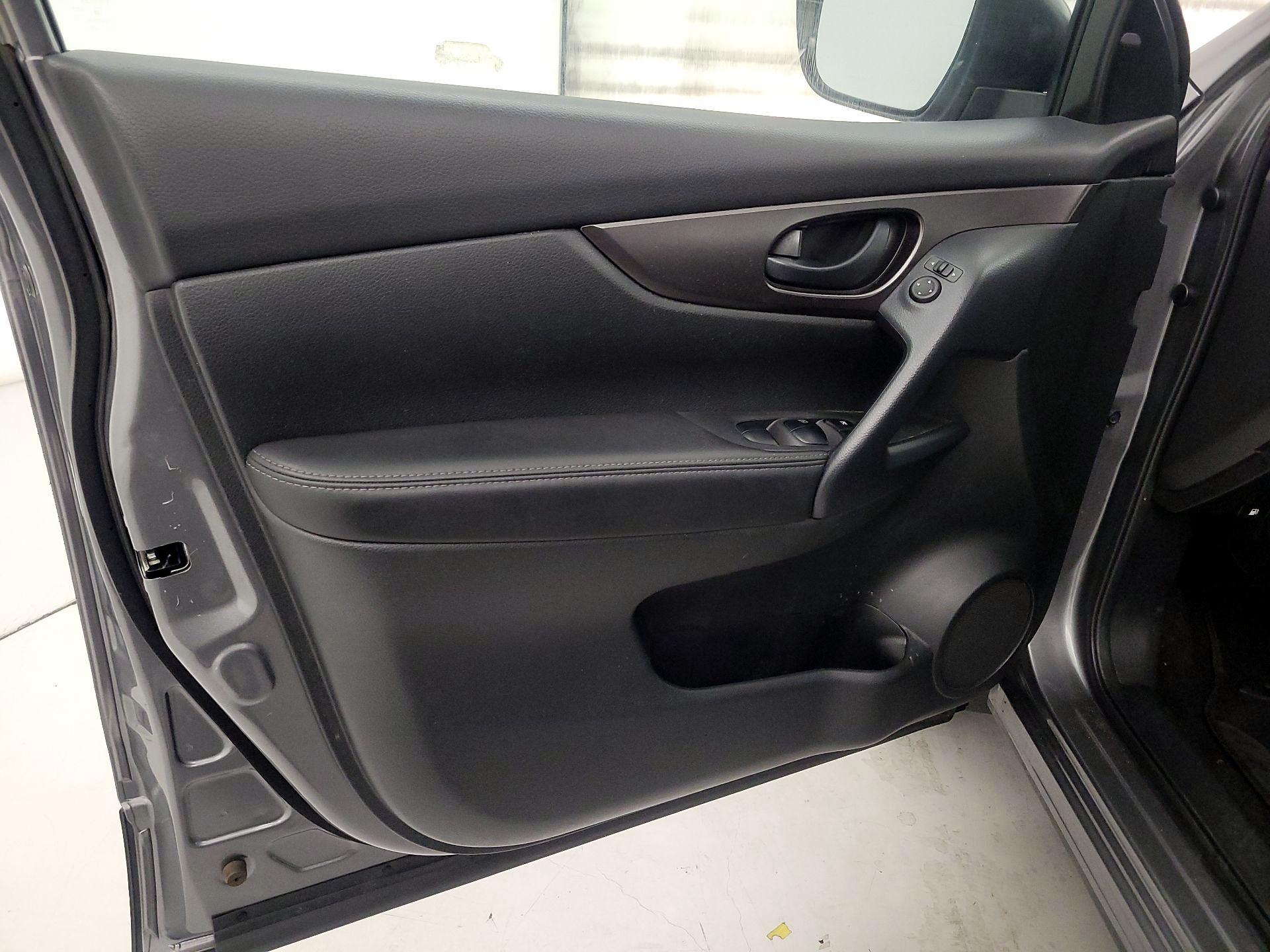 Thumbnail: 2021 Nissan Rogue Sport - 12