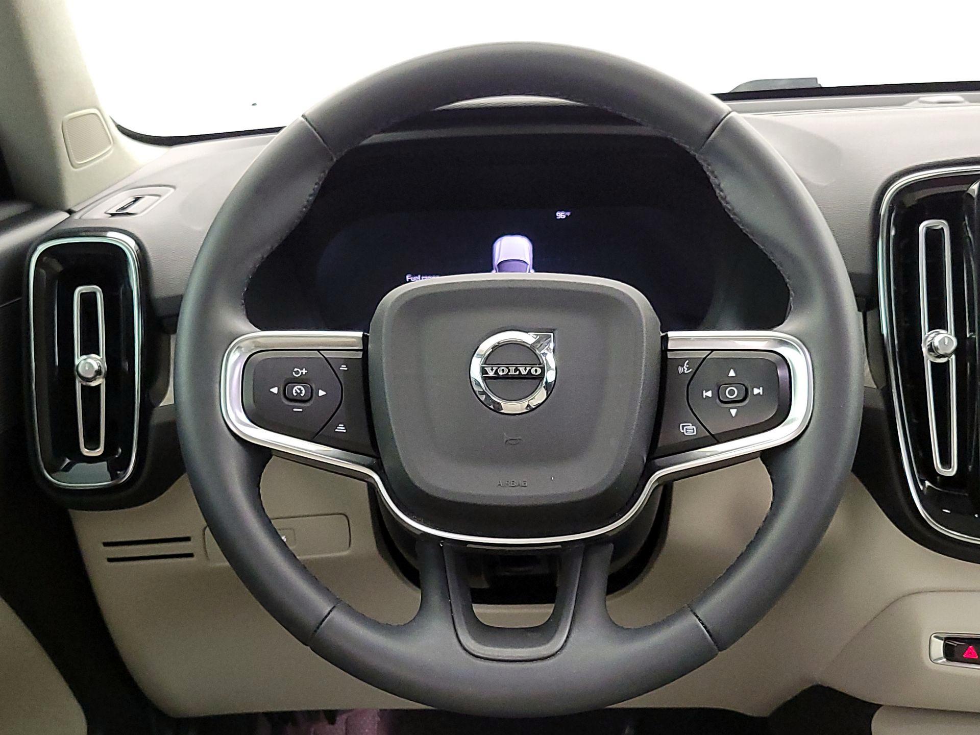 Thumbnail: 2023 Volvo XC40 - 10