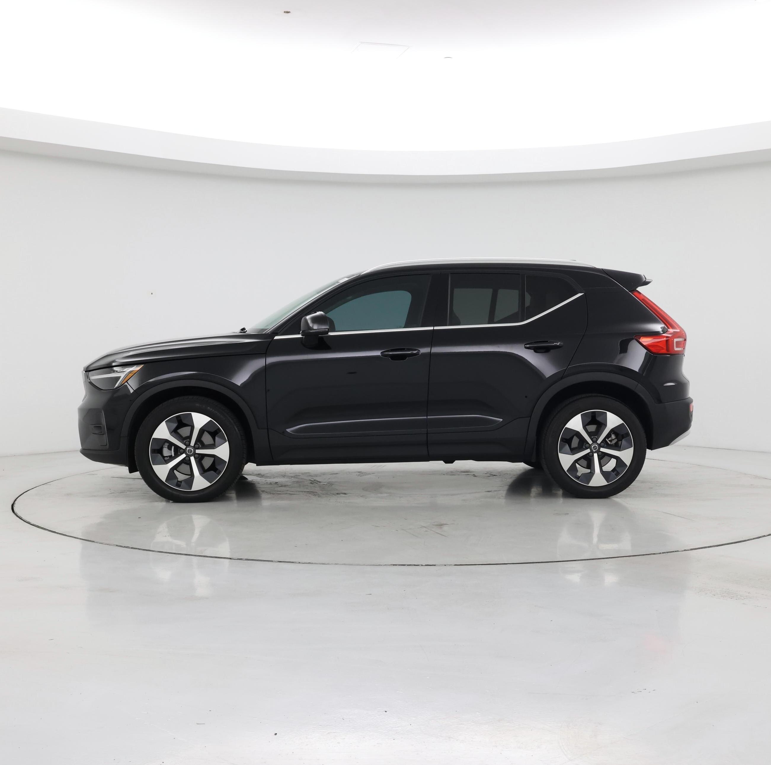 Thumbnail: 2023 Volvo XC40 - 3