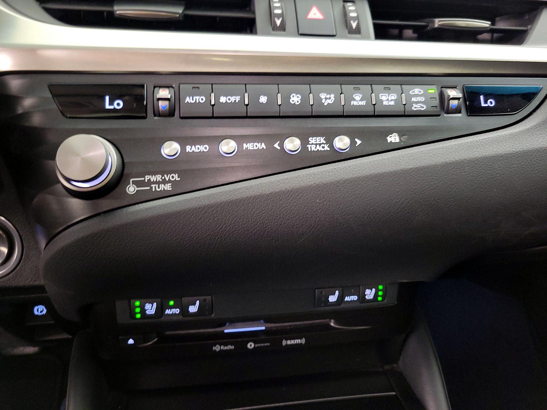Thumbnail: 2021 Lexus ES - 16