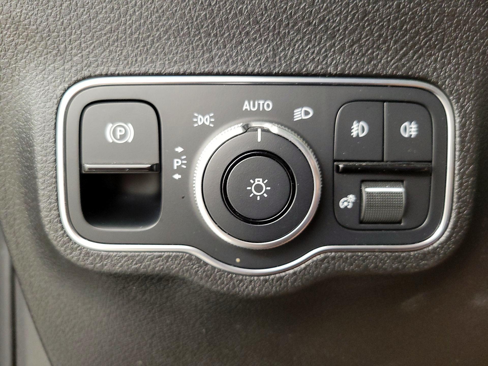 Thumbnail: 2021 Mercedes-Benz GLB - 13