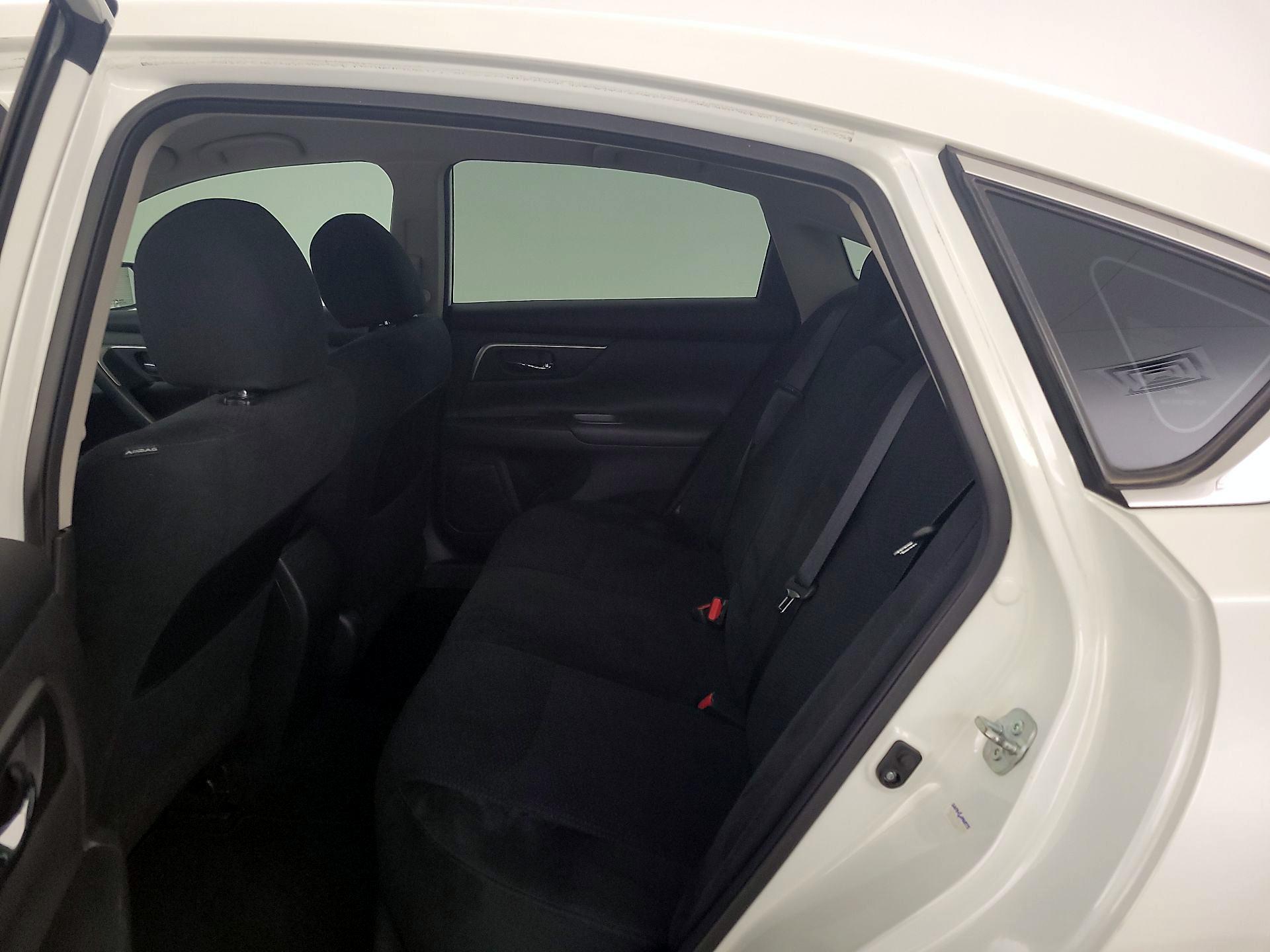 Thumbnail: 2015 Nissan Altima - 18